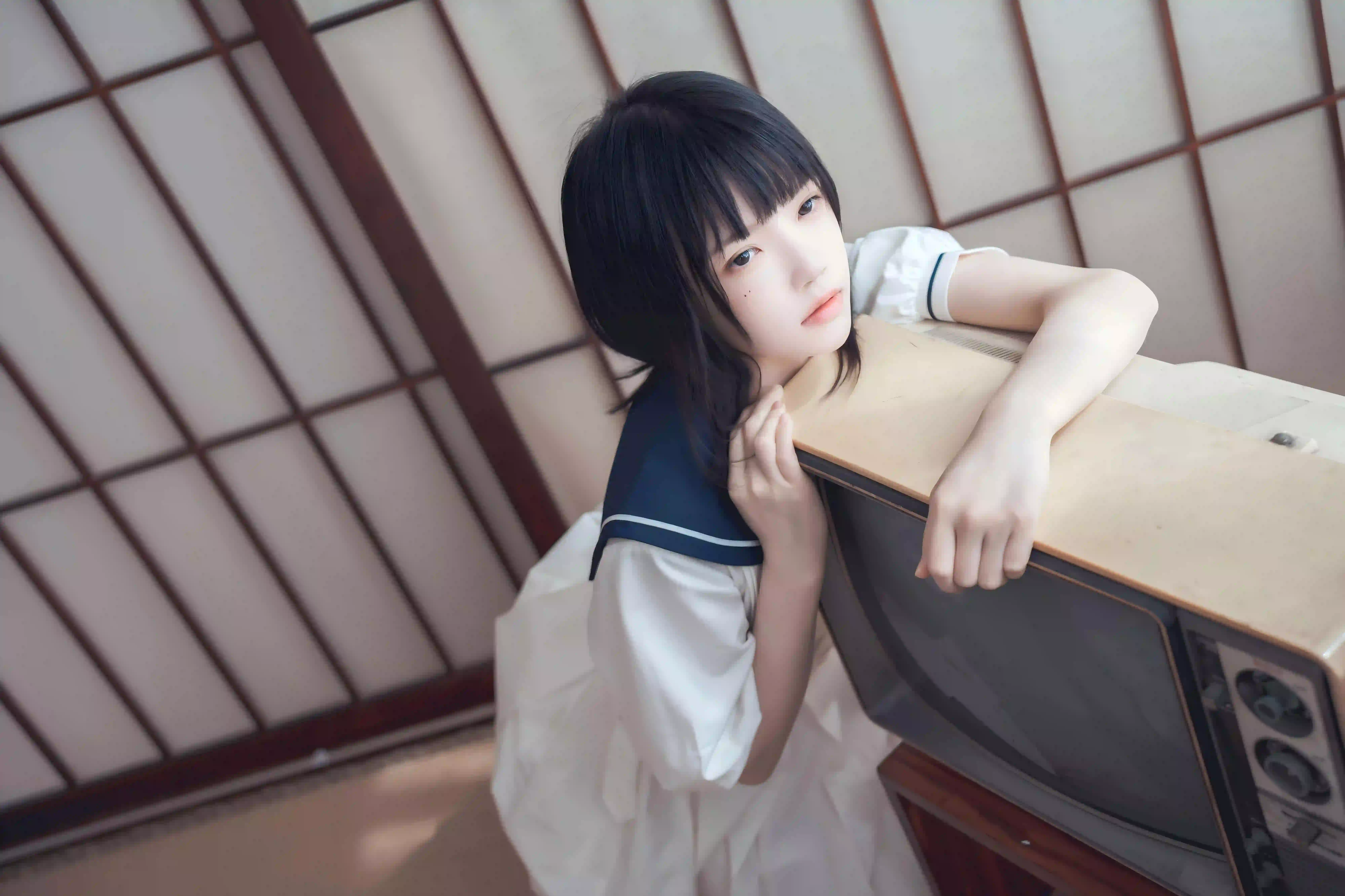jk美女 清纯美女 长腿美女 白色jk裙 复古电视机