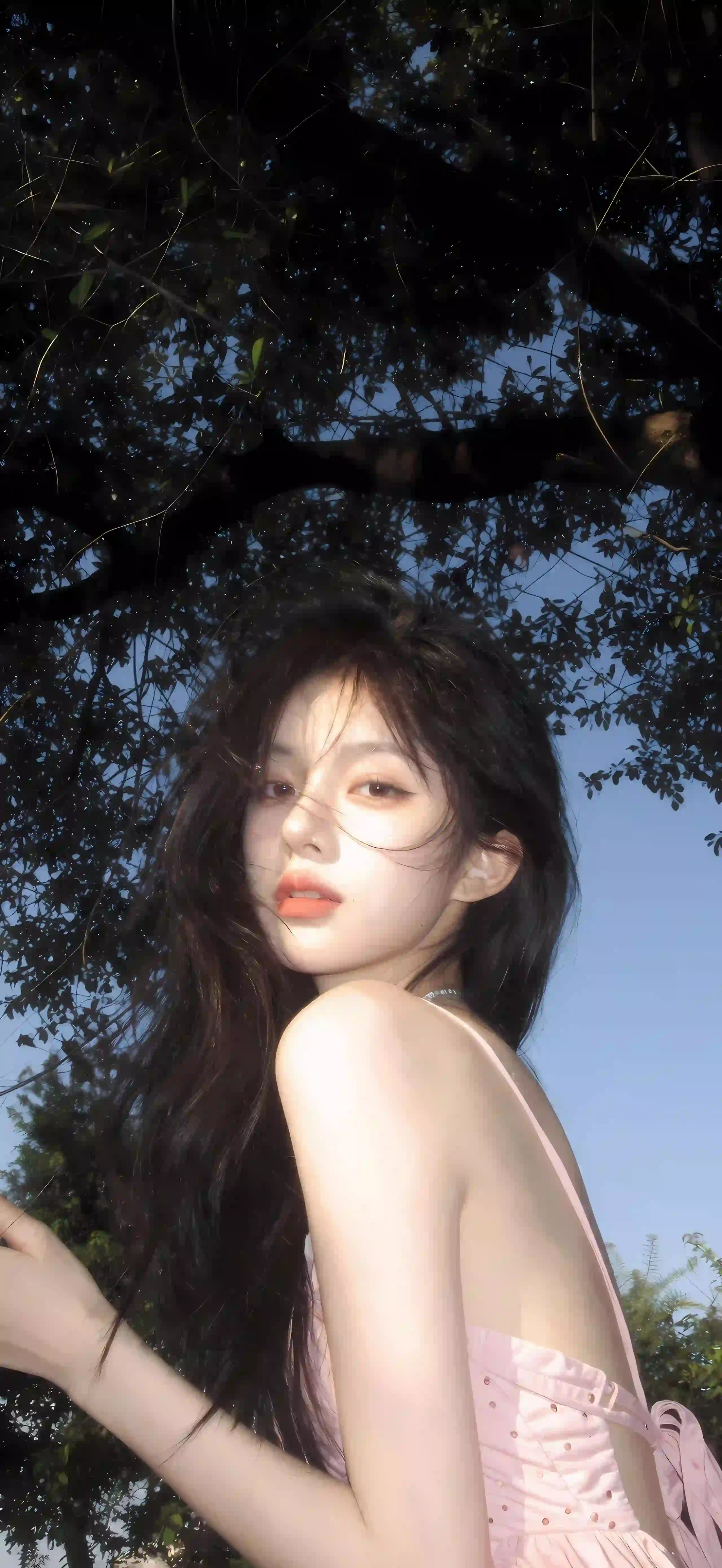长发美女 粉红色衣服 吊带穿搭 漏背穿搭