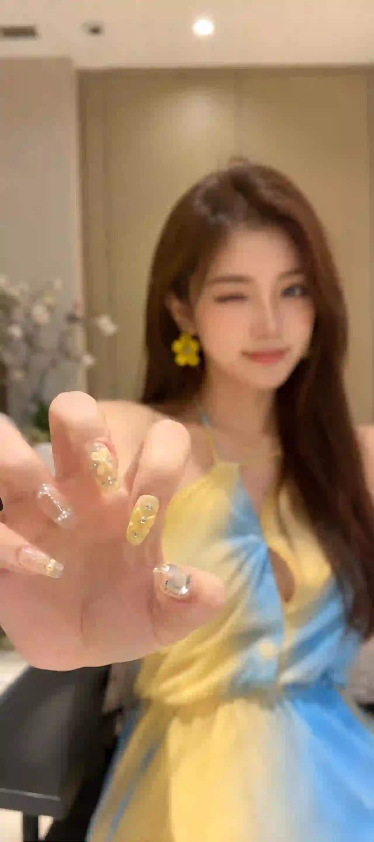 长发美女 黄色长裙 黄蓝拼色长裙 吊带 指甲