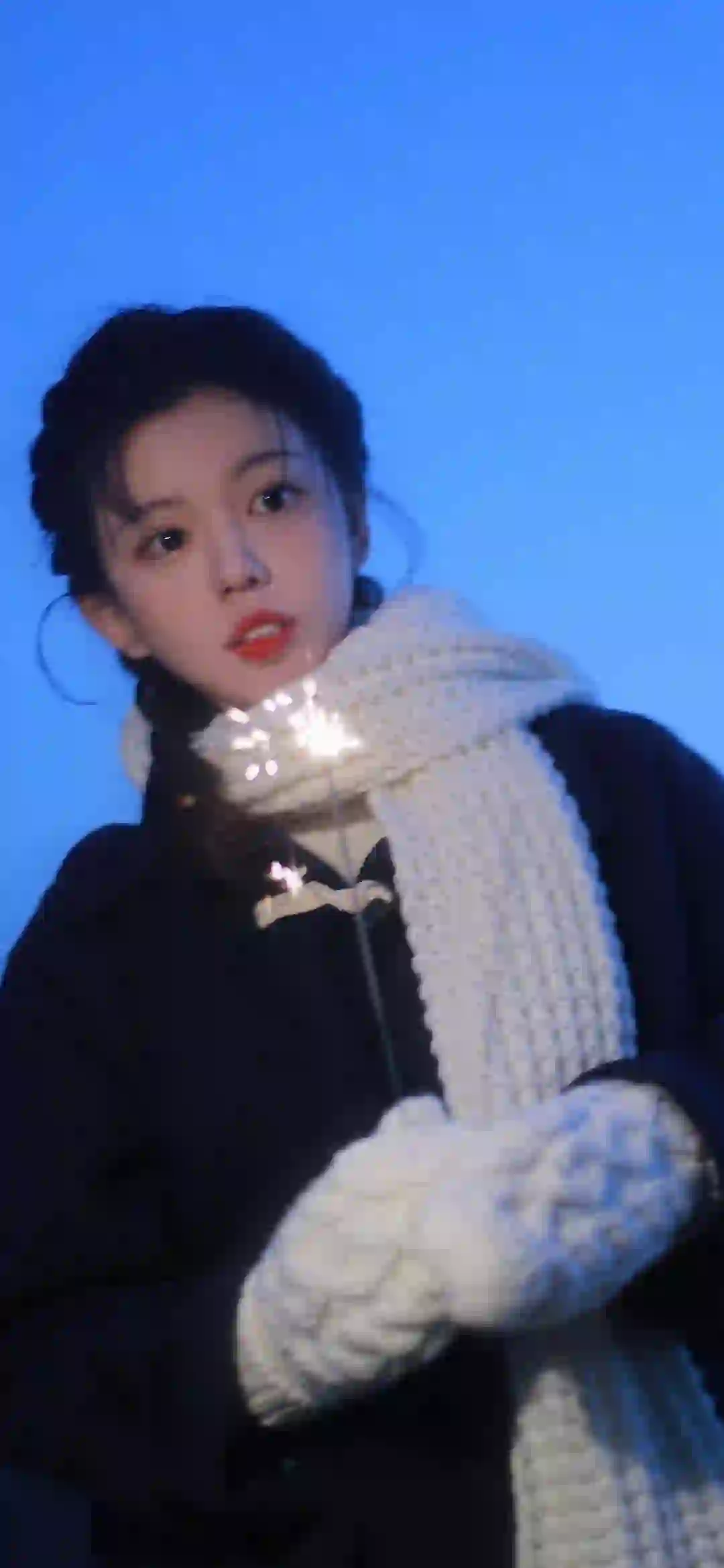白色围巾 长发清纯女孩 唯美场景 烟花棒