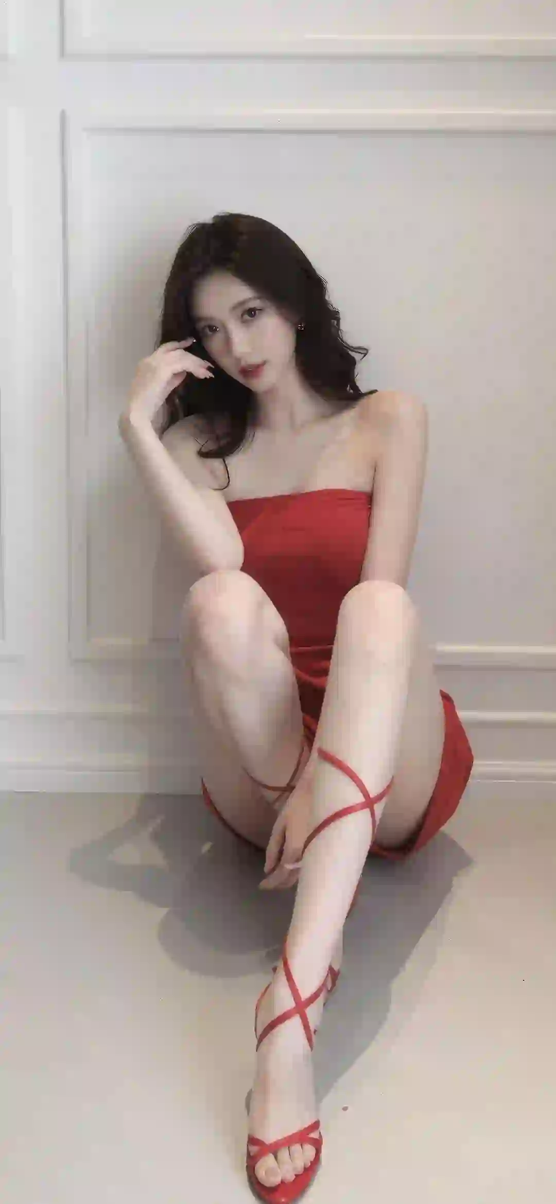 长发性感美女 长腿美女 红色裙子 抹胸穿搭 红色写真 居家写真