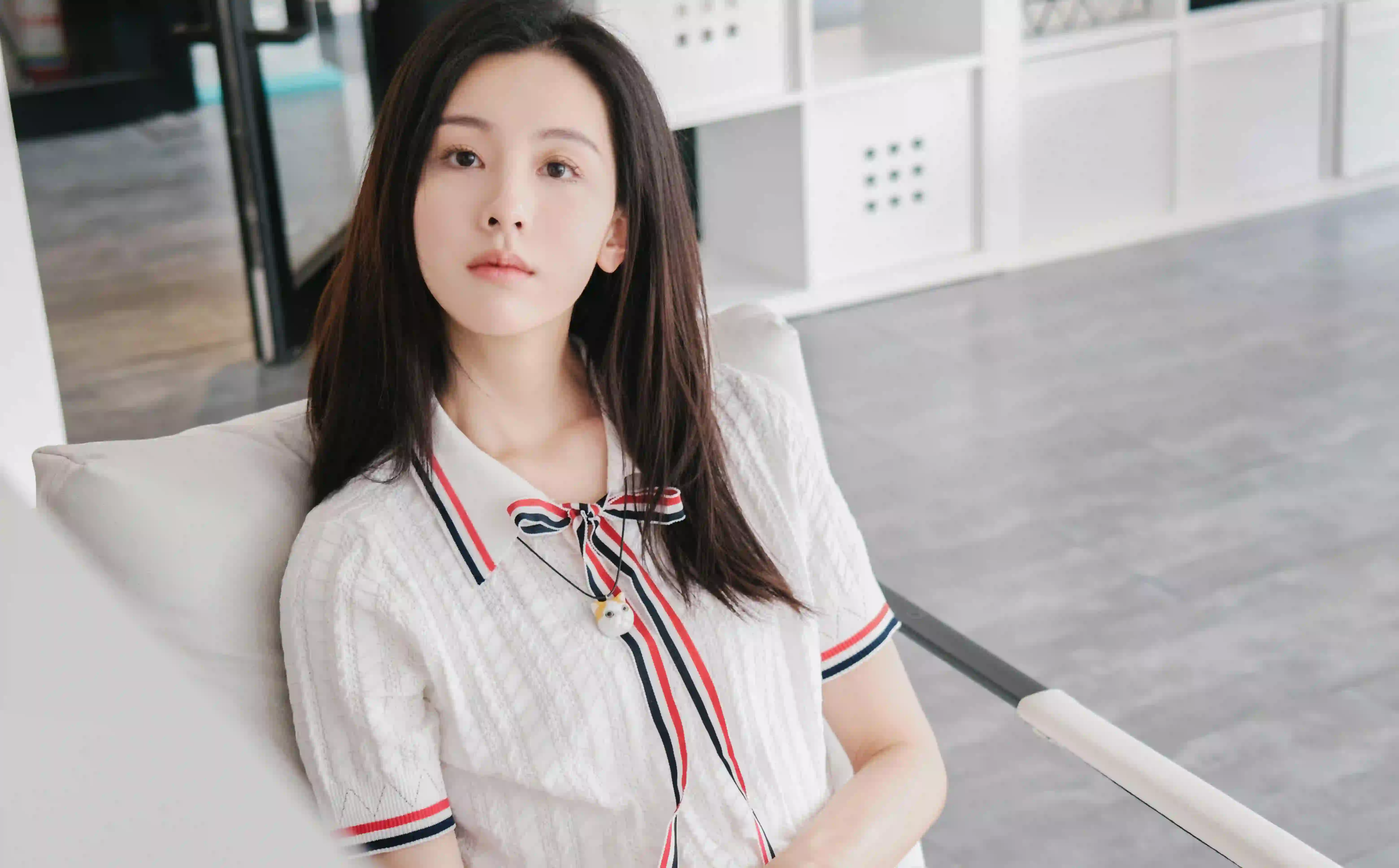 陈都灵 长发美女  白色条纹衬衫 居家