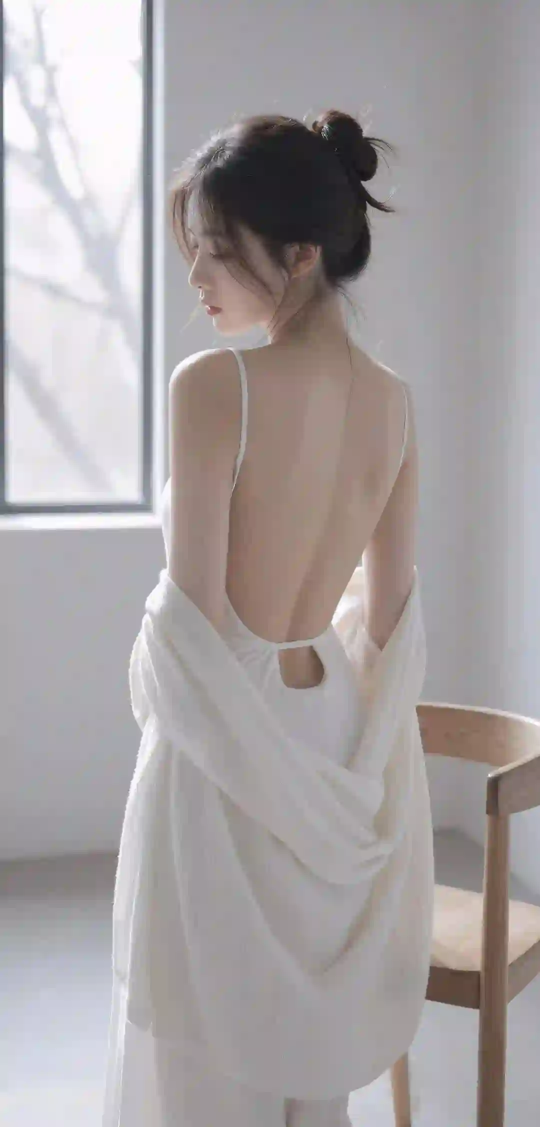 白色露背裙 女神 窗边 背影 优雅 唯美 简约 壁纸
