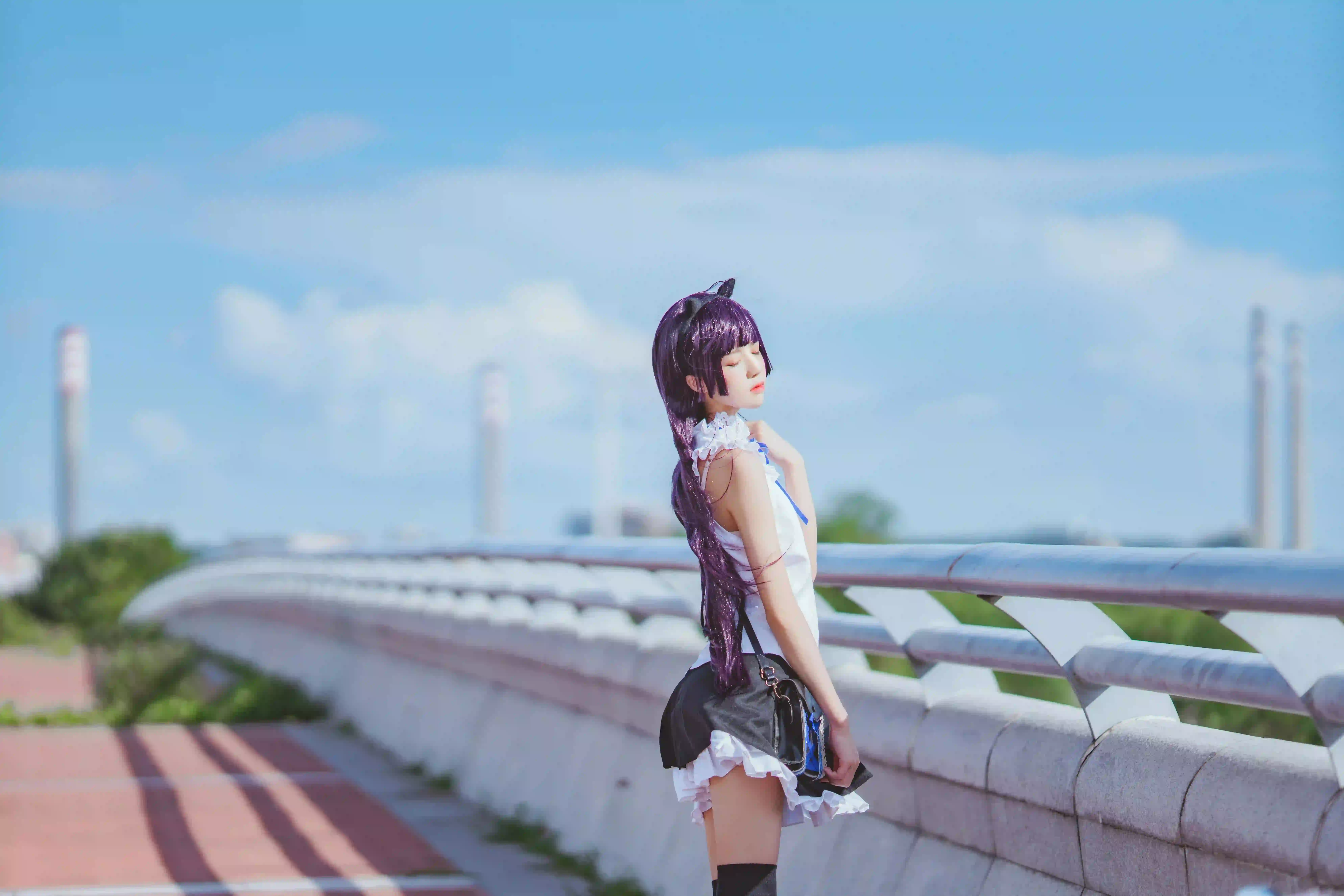 长发美女 户外 白色衣服 黑色短裙 黑丝美腿 侧脸