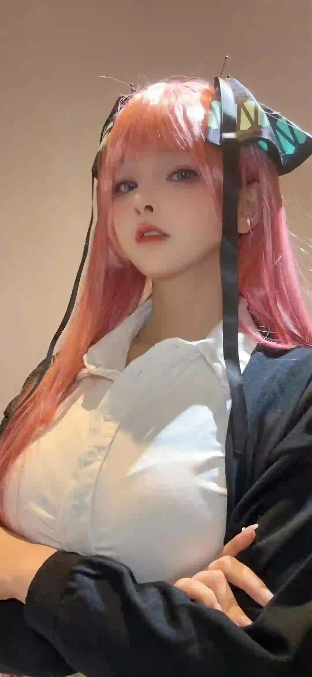 粉红色头发女孩 蝴蝶发饰 白衬衫