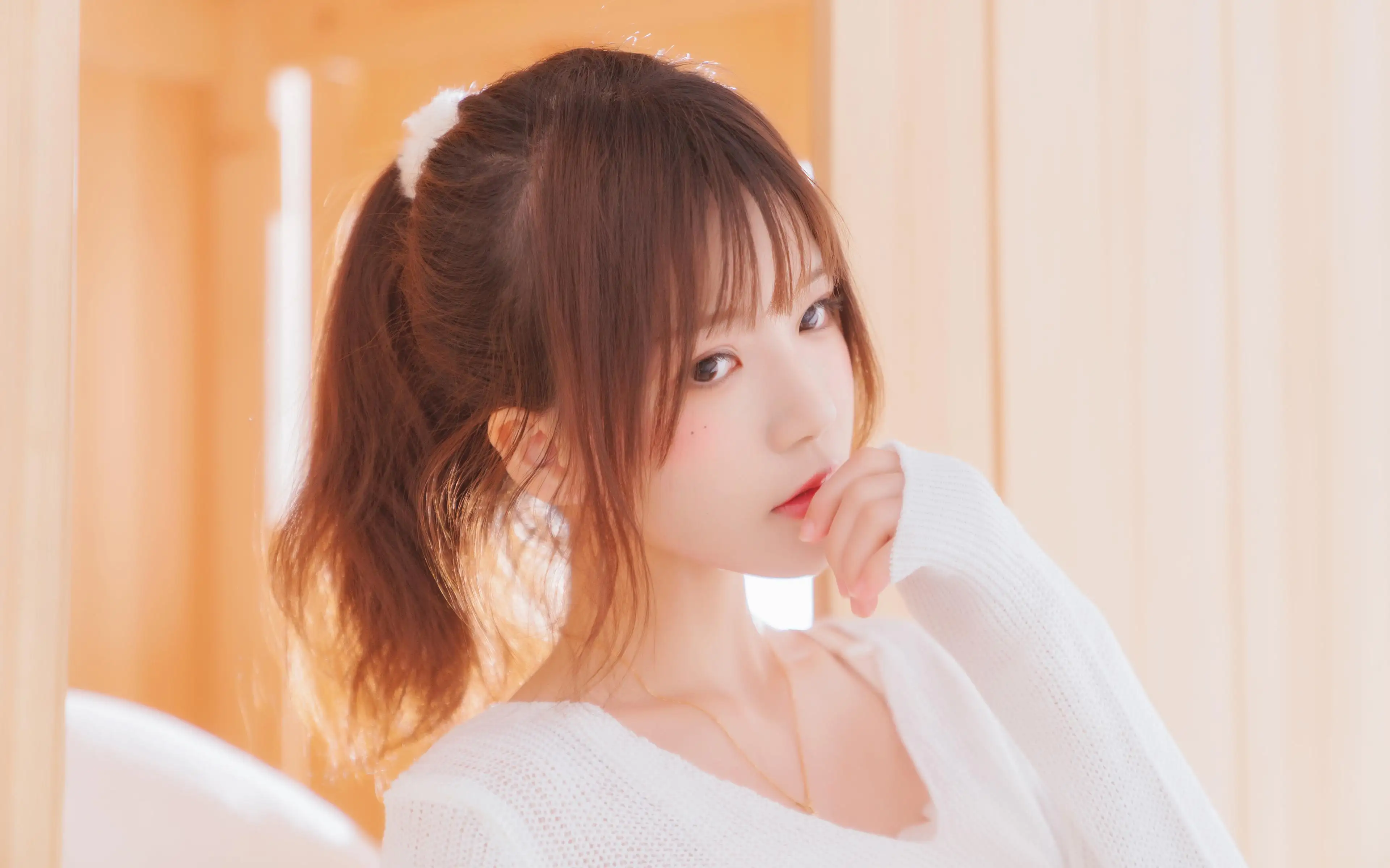 白色毛衣 马尾辫 可爱美女4K壁纸