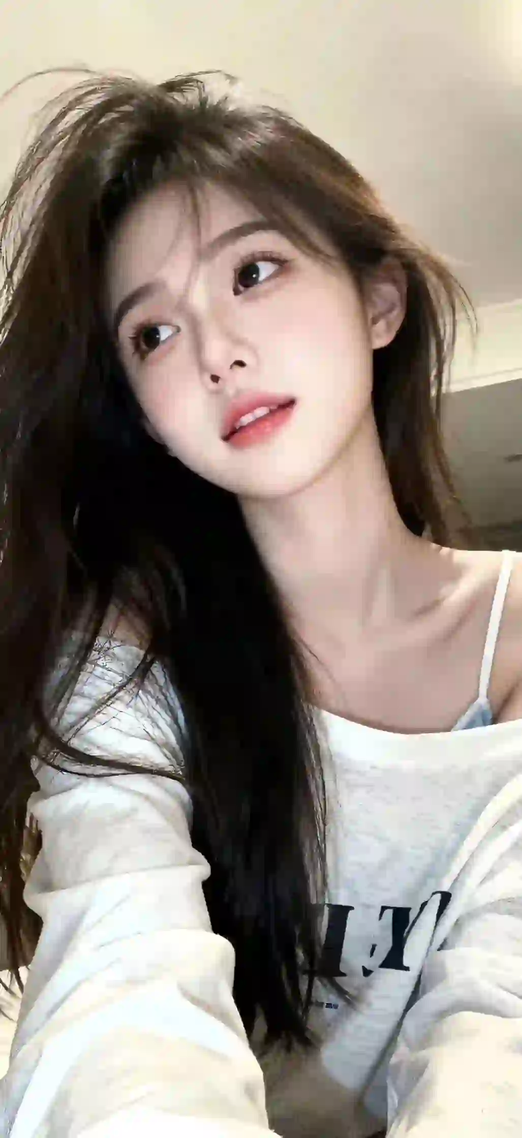 长发美女 甜美 微笑 白色衣服