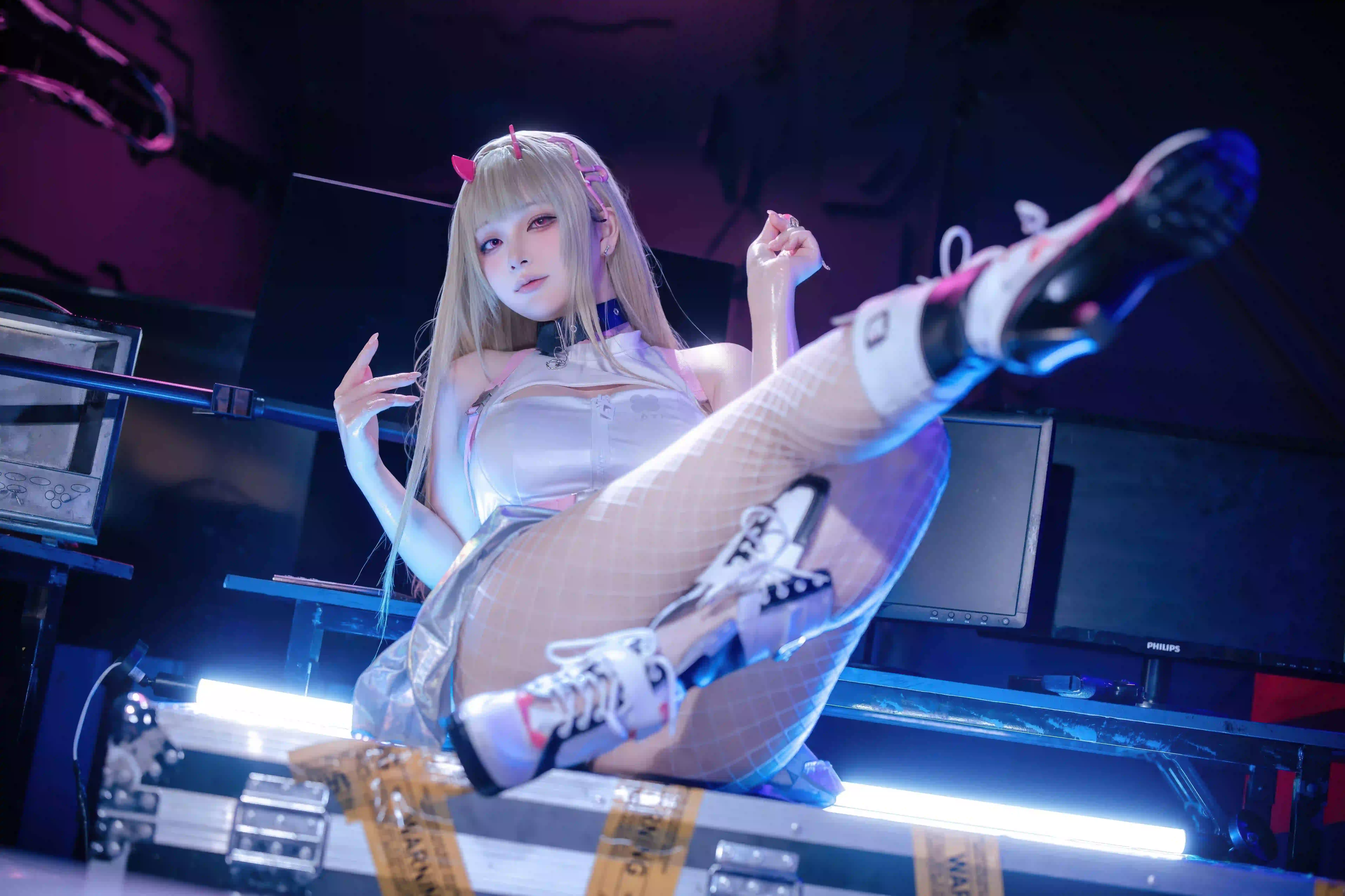 长发性感美女 长腿美女 恶魔角 渔网袜 渐变衣服