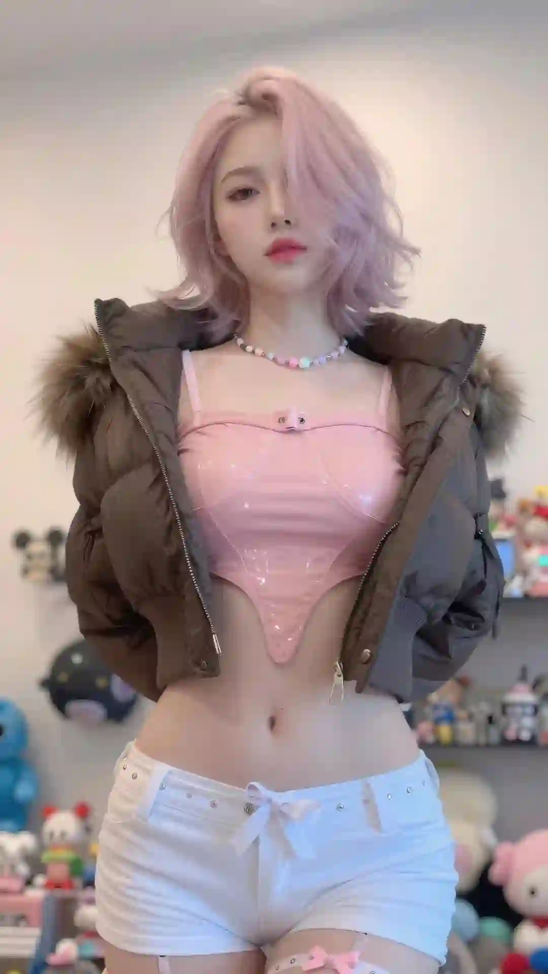 性感美女 个性穿搭 白色短裤 粉红色短发