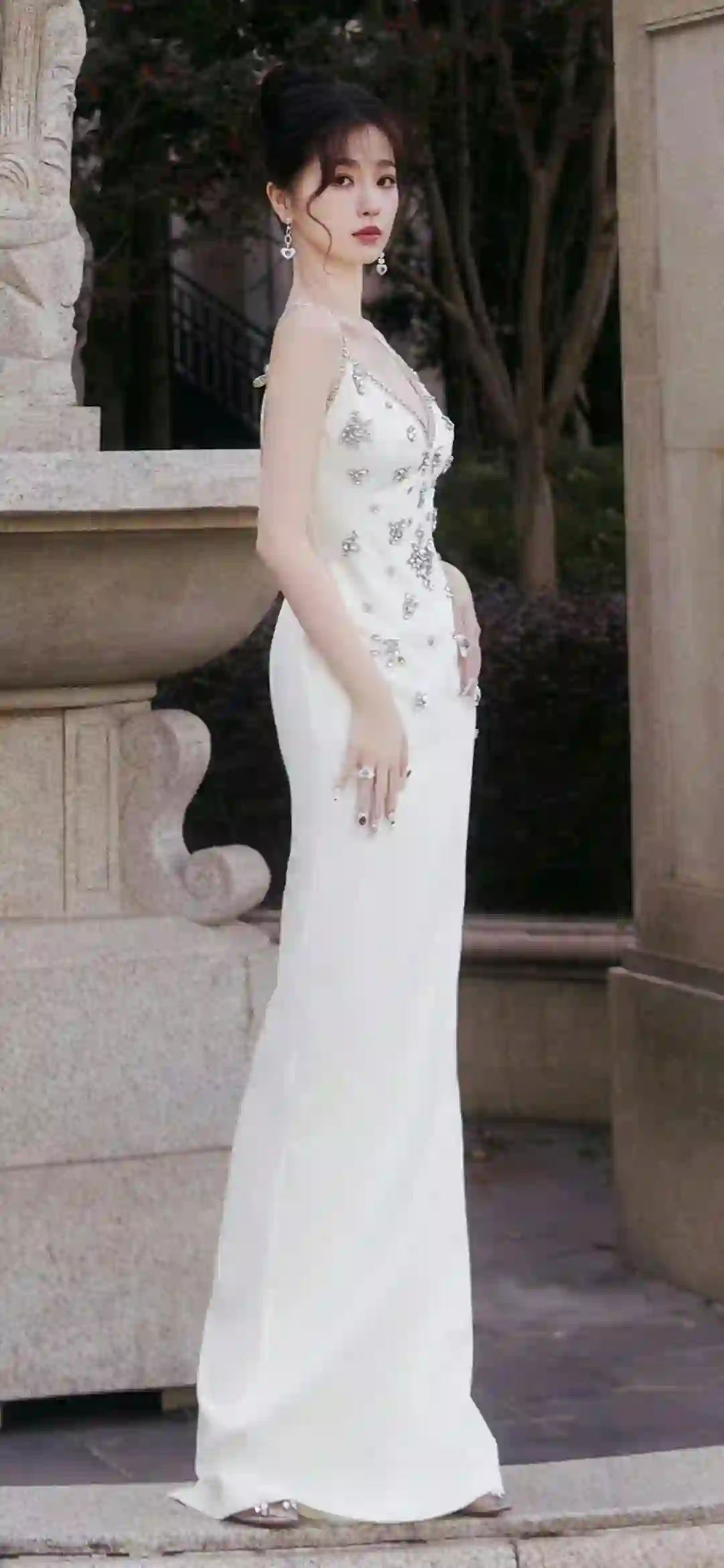 美女明星  虞书欣 白色长裙 魅力迷人