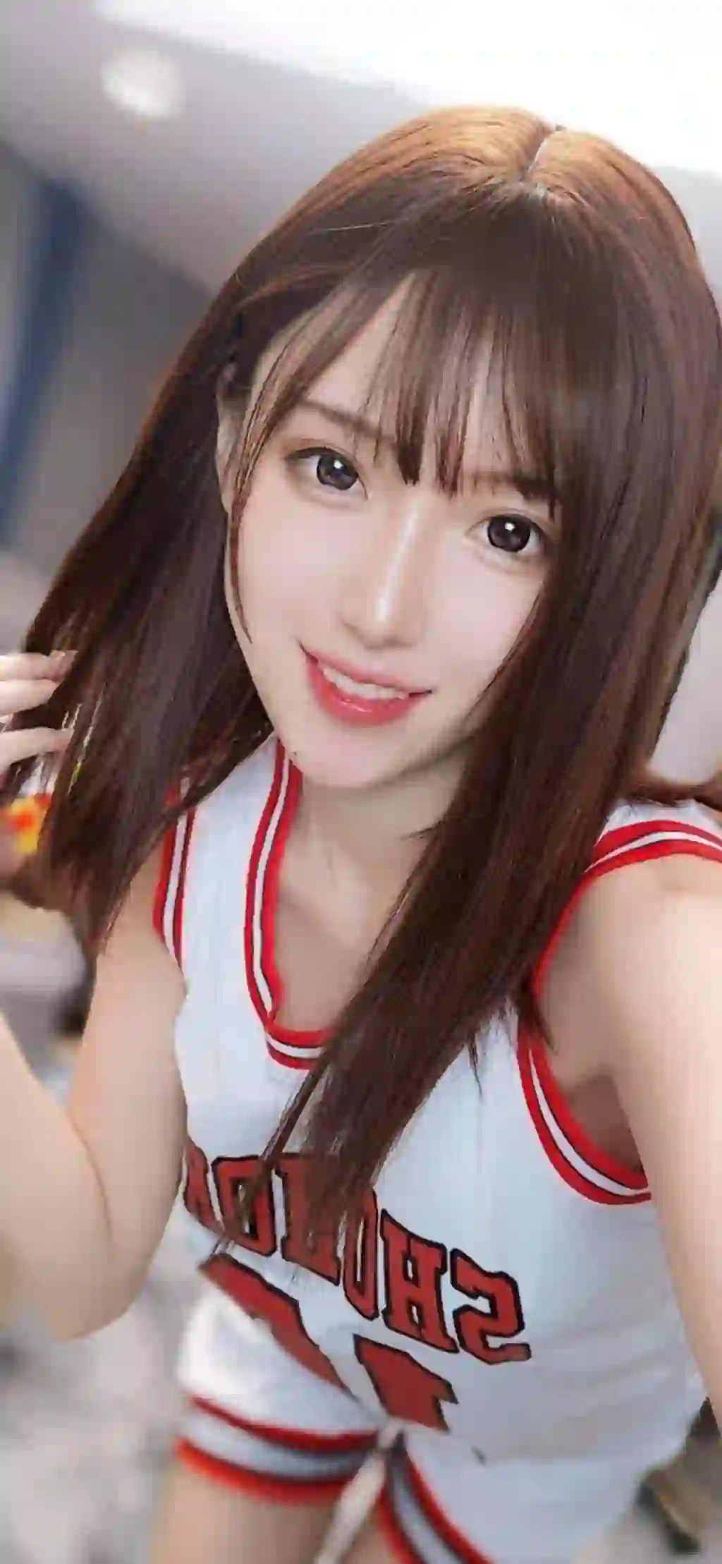 长发美女 足球 白色衣服 甜美微笑
