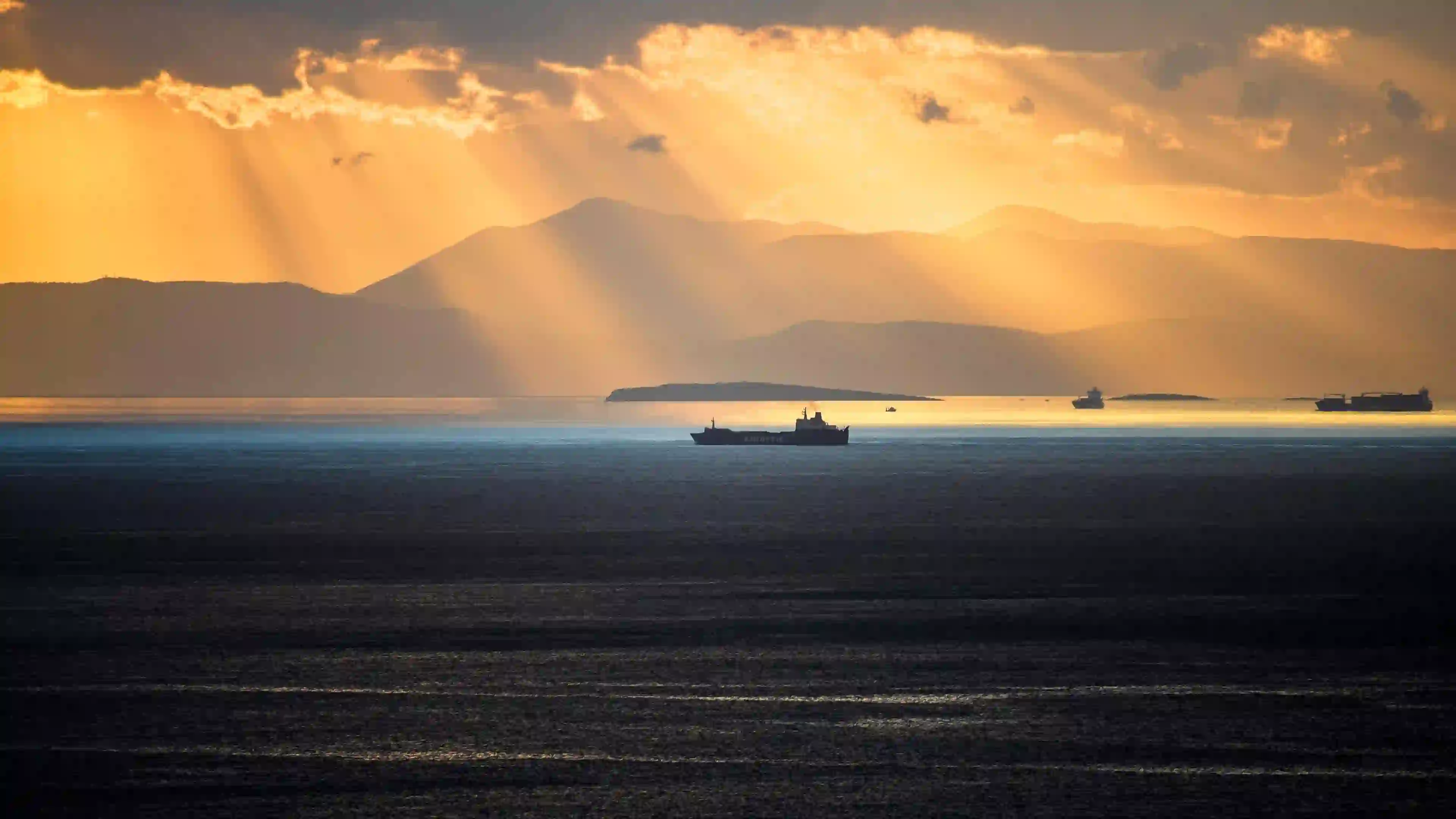 自然风景 云朵 橙色天空 爱琴海 船航行 远景 大海