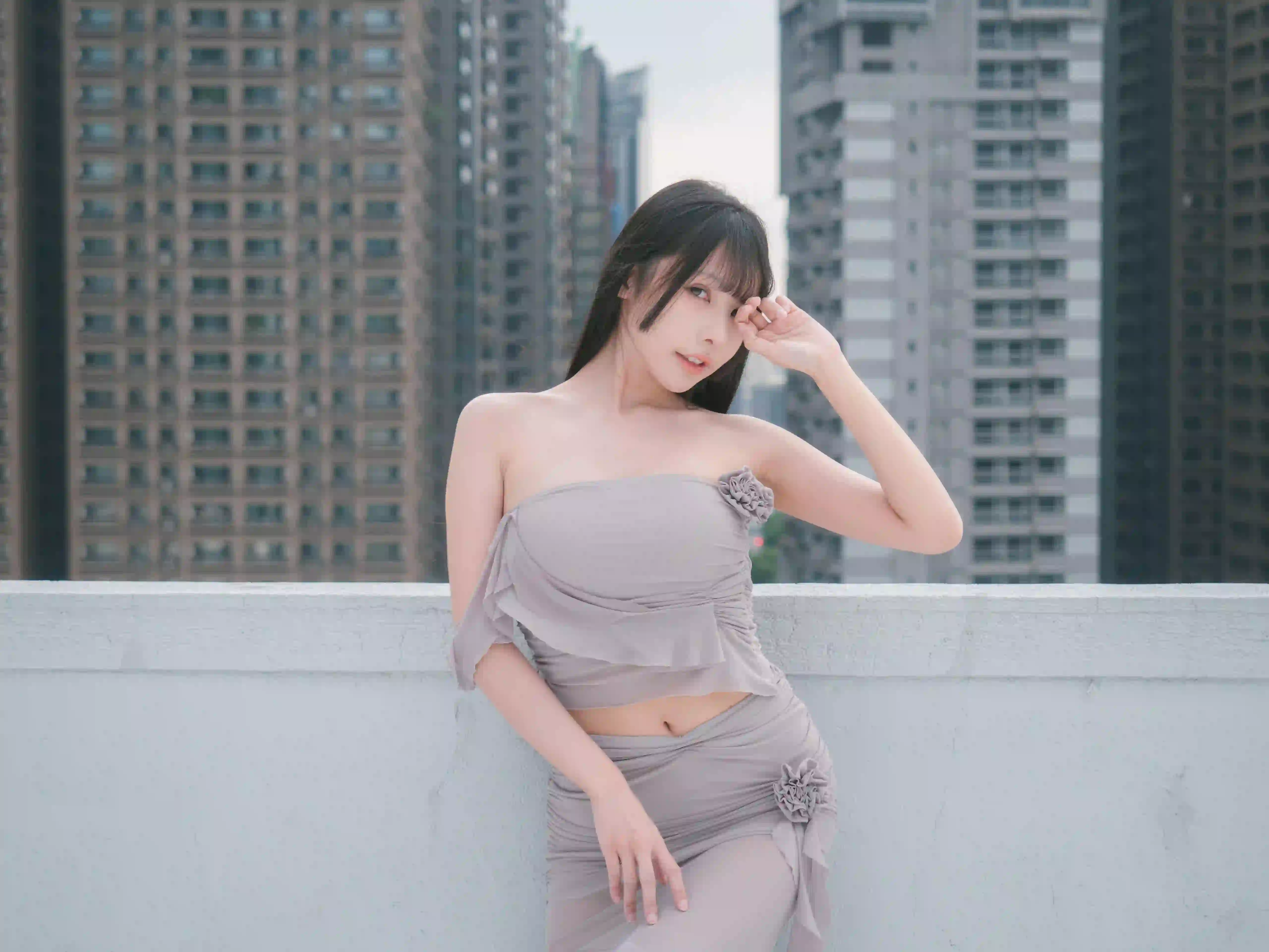 长发性感美女 抹胸穿搭 灰色裙子 户外 城市建筑