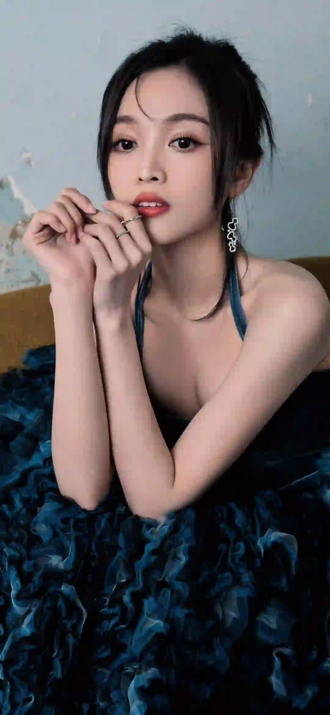 明星壁纸 吴宣仪 长发美女 性感美女 黑色长裙