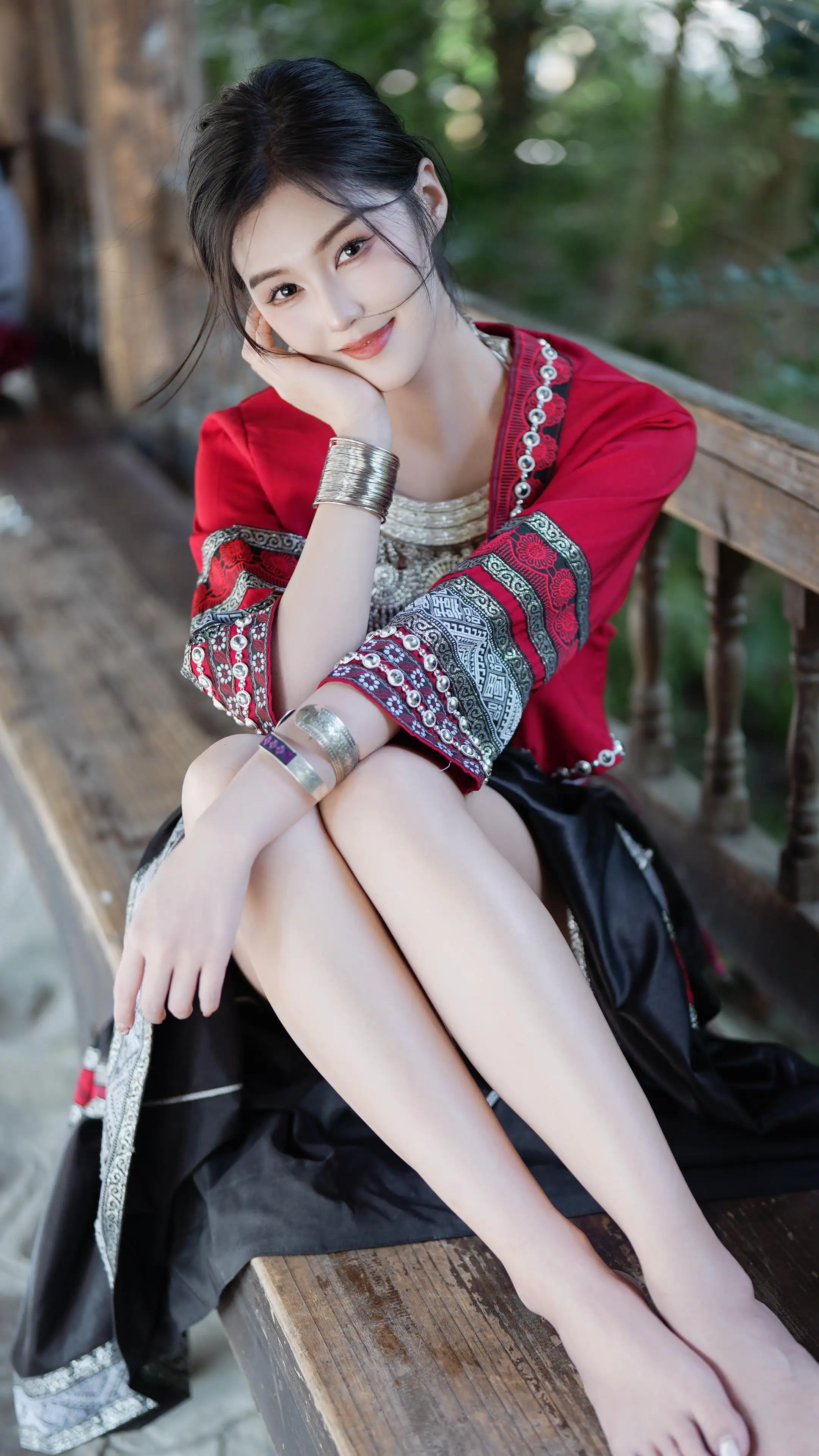 漂亮民族服装美女4K手机壁纸