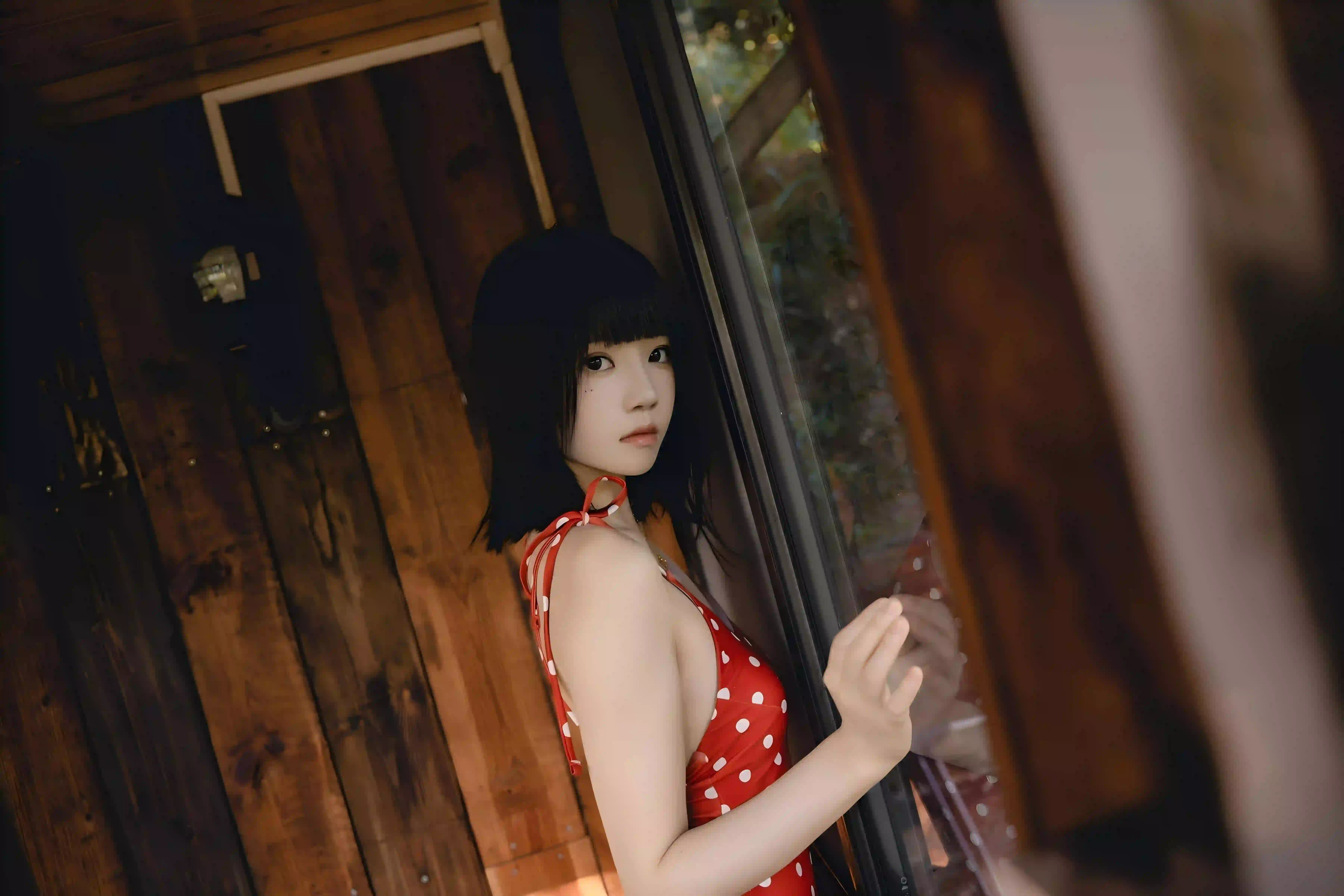 夏日穿搭 红色吊带 美女 长发美女 性感美女