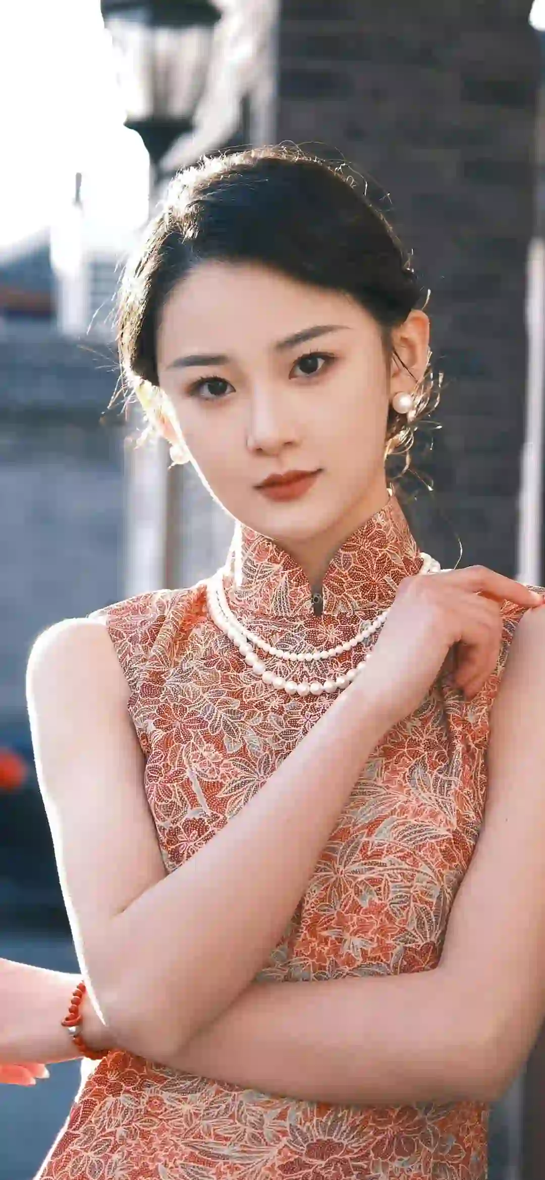 旗袍美女 珍珠项链 户外