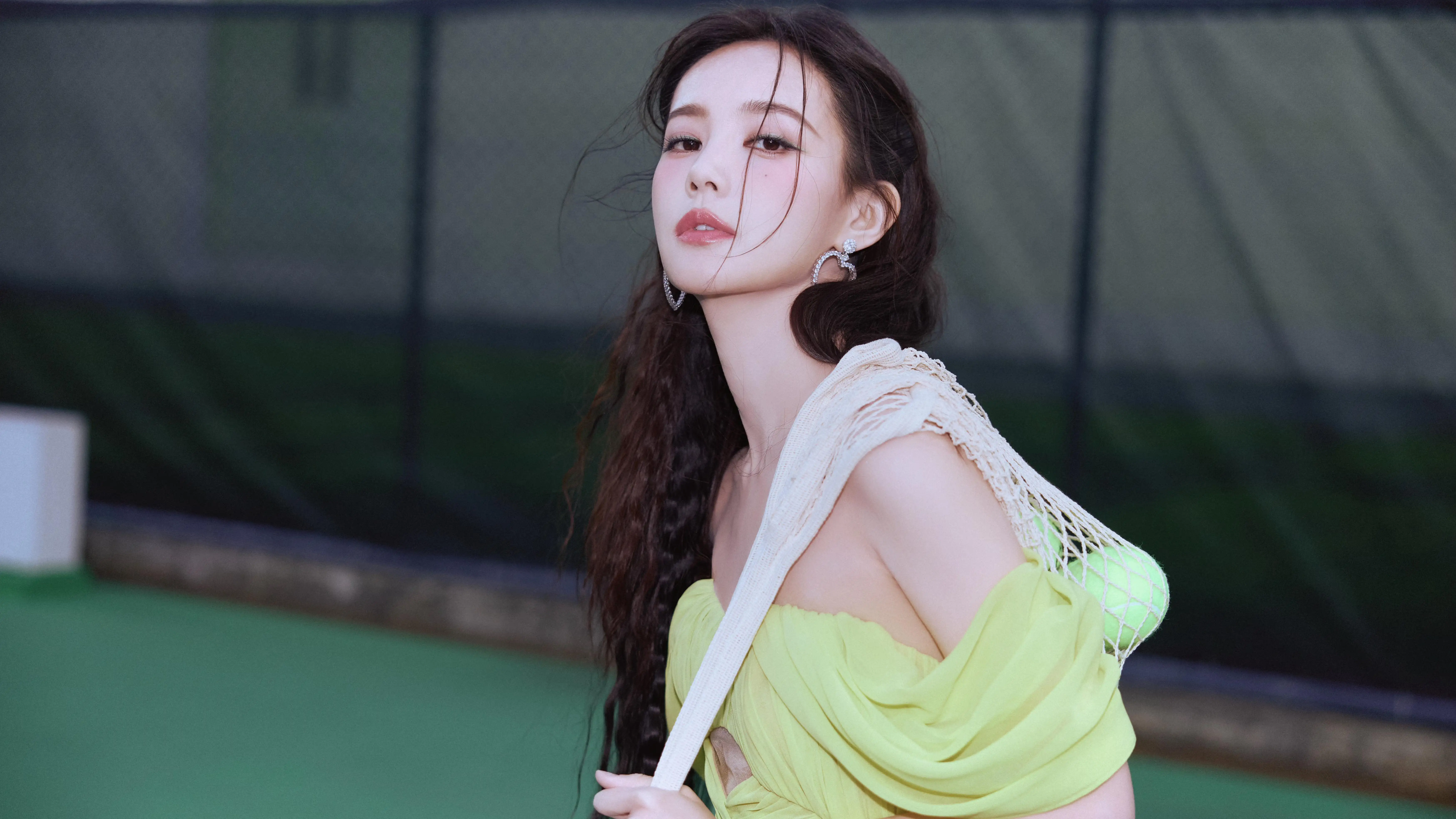 李一桐，网球场运动写真壁纸图片