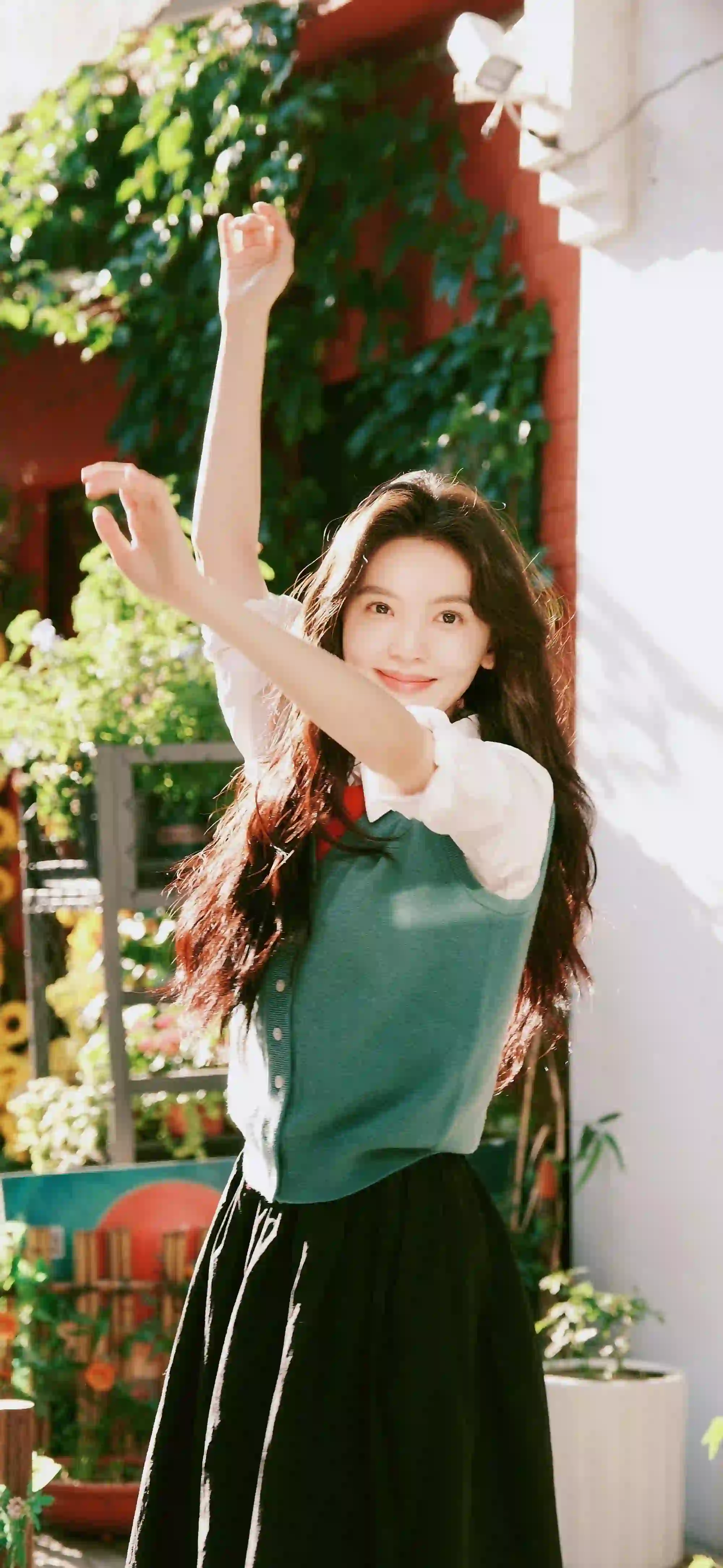 章若楠 长发美女  绿色衣服 黑色裙子