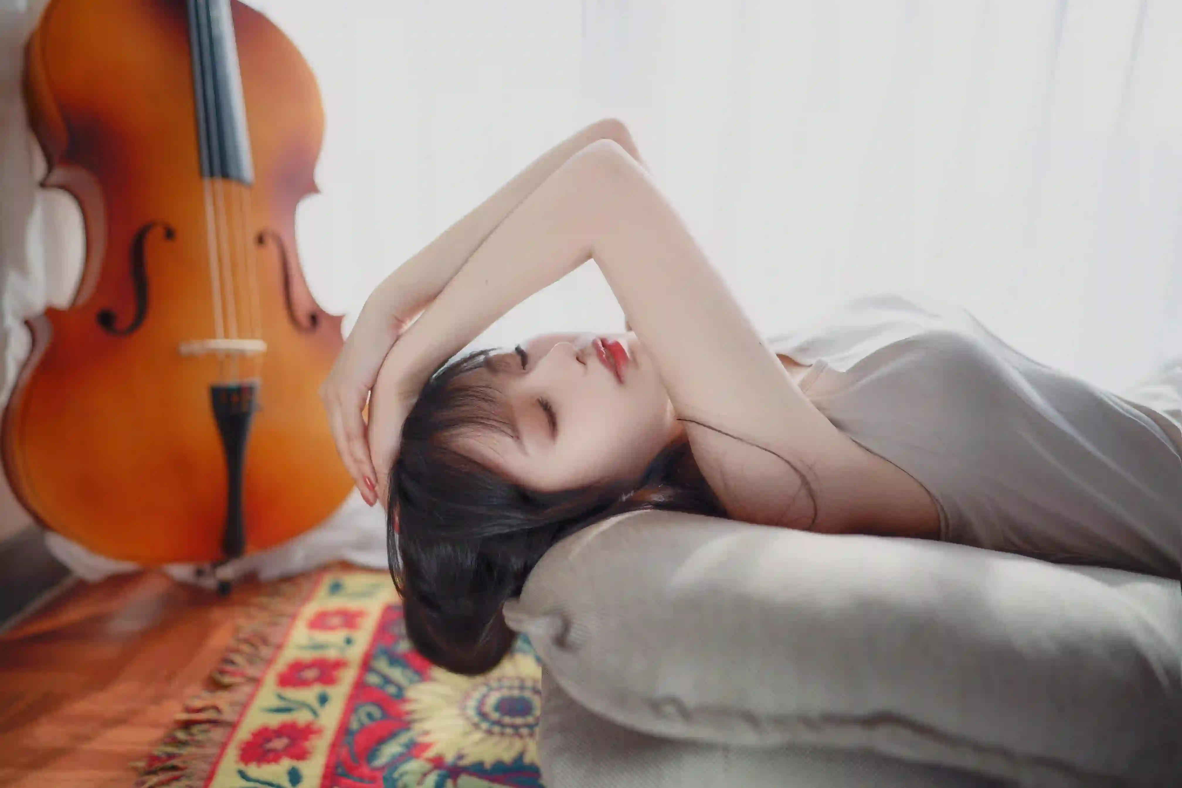 大提琴 长发美女 性感美女 沙发