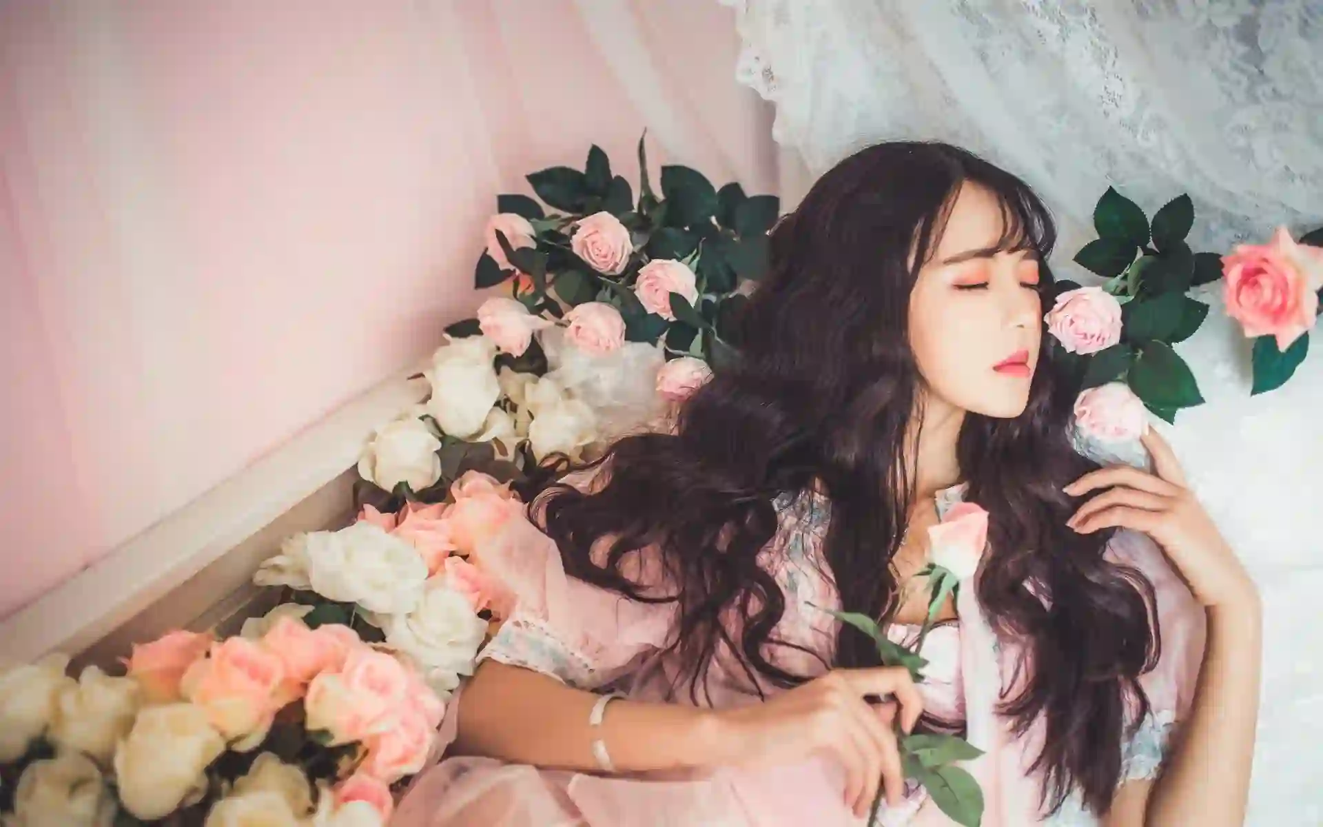 被鲜花包围的长发美女 写真 居家写真 花