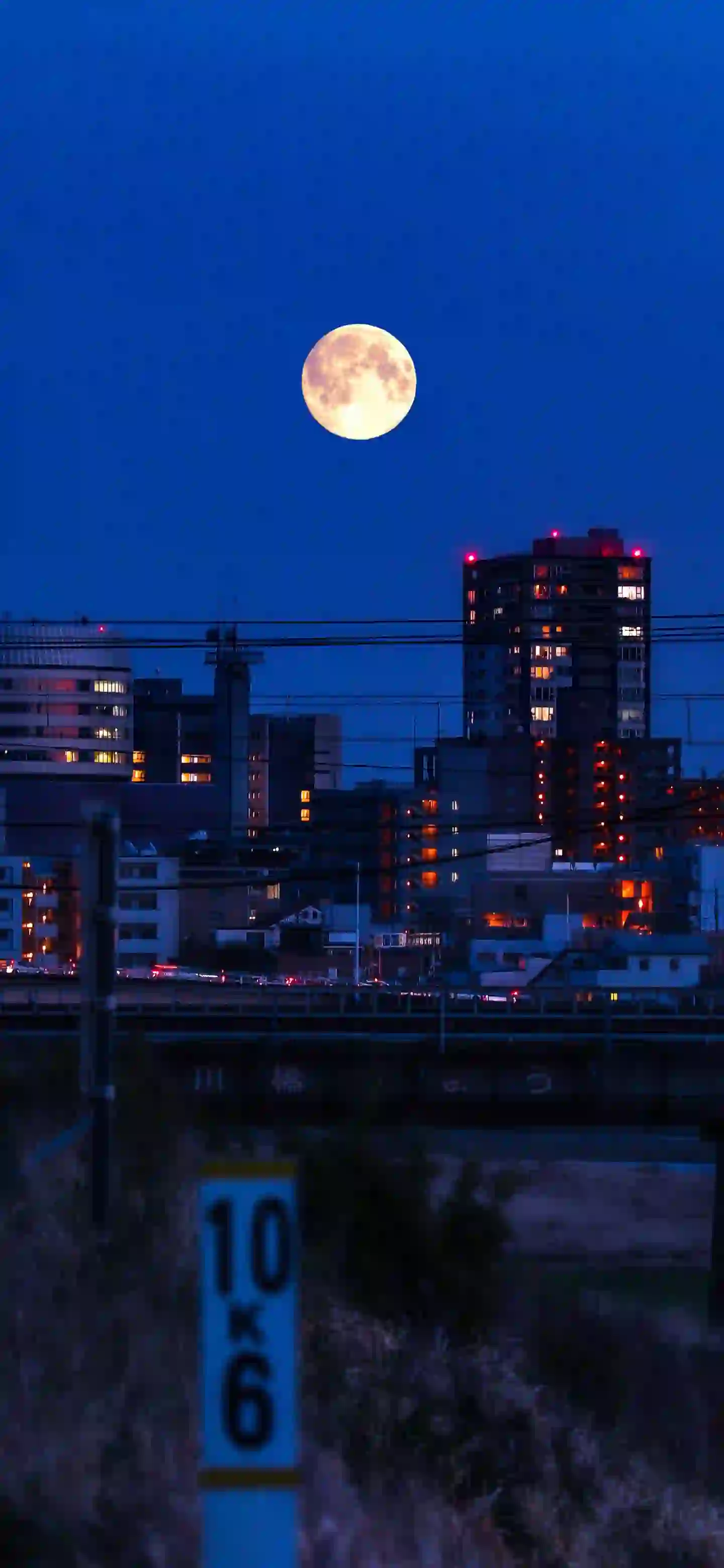 城市夜景 一轮圆月 灯光