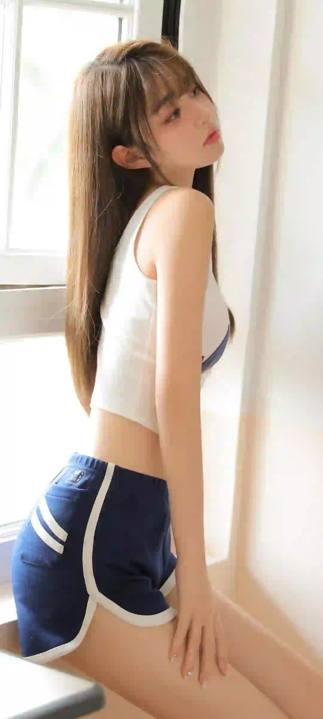 长发美女 短裤 白色衣服 清纯