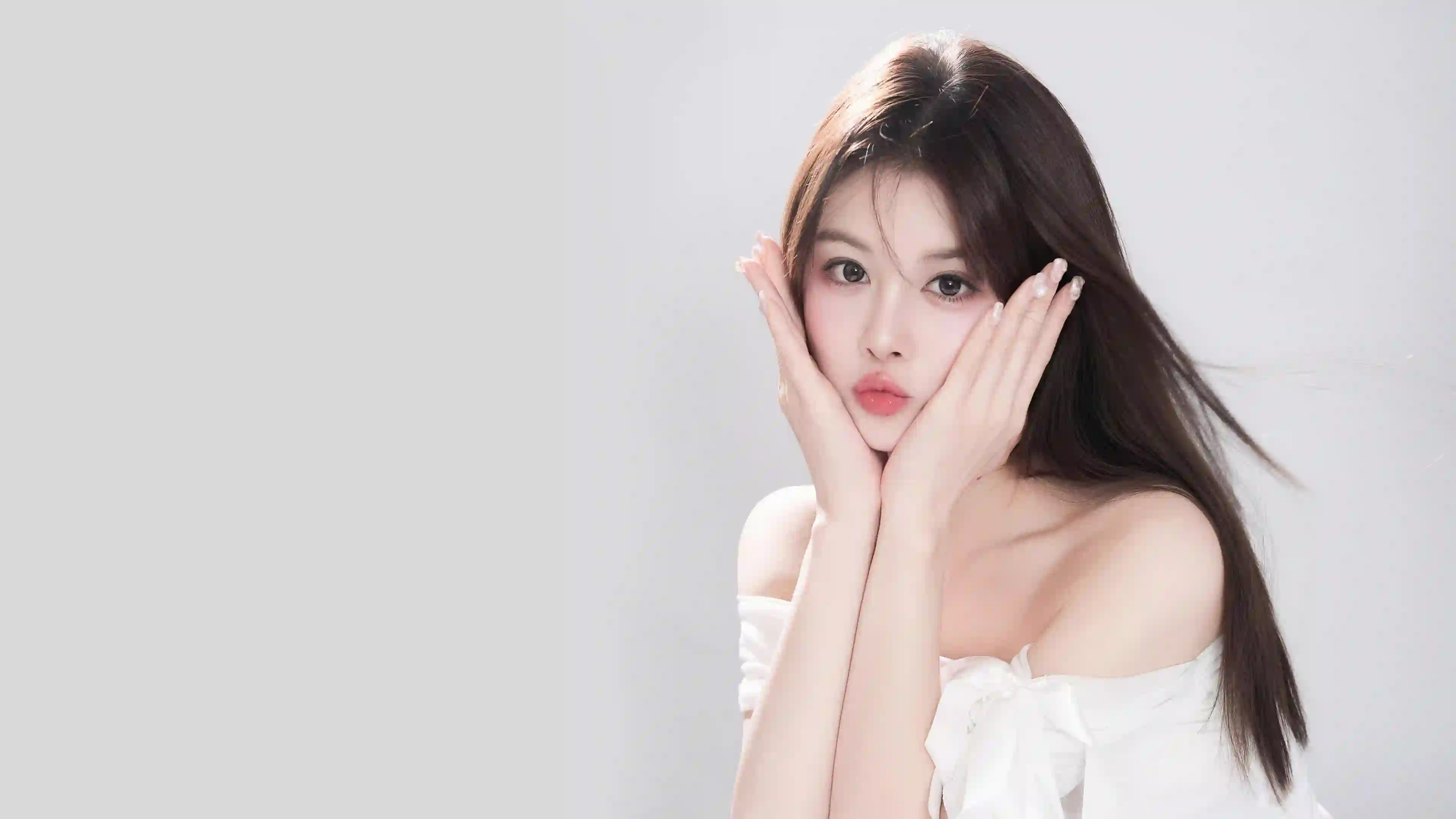 长发美女 可爱美女 抹胸穿搭 白色抹胸长裙 可爱 俏皮