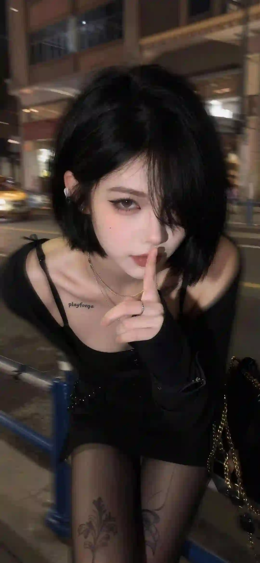 街头夜色 酷感少女 黑色穿搭 黑丝纹身 神秘手势
