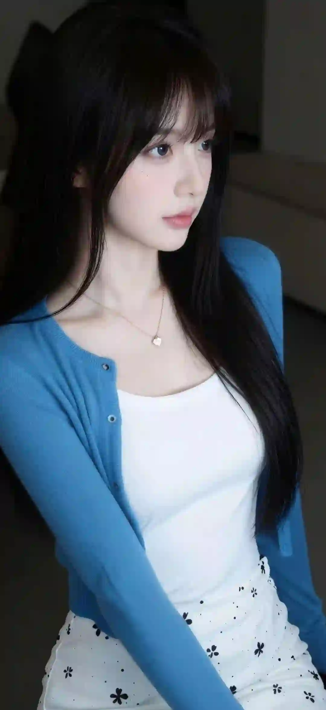 清纯少女 蓝色开衫 长发 精致妆容 自然光