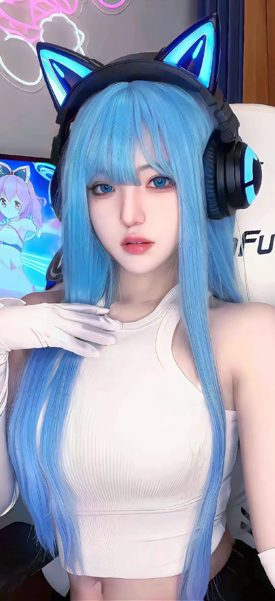蓝发头戴耳机的女孩