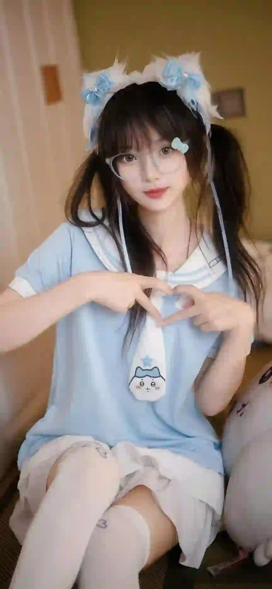 戴着眼镜的可爱女孩 白色丝袜 可爱