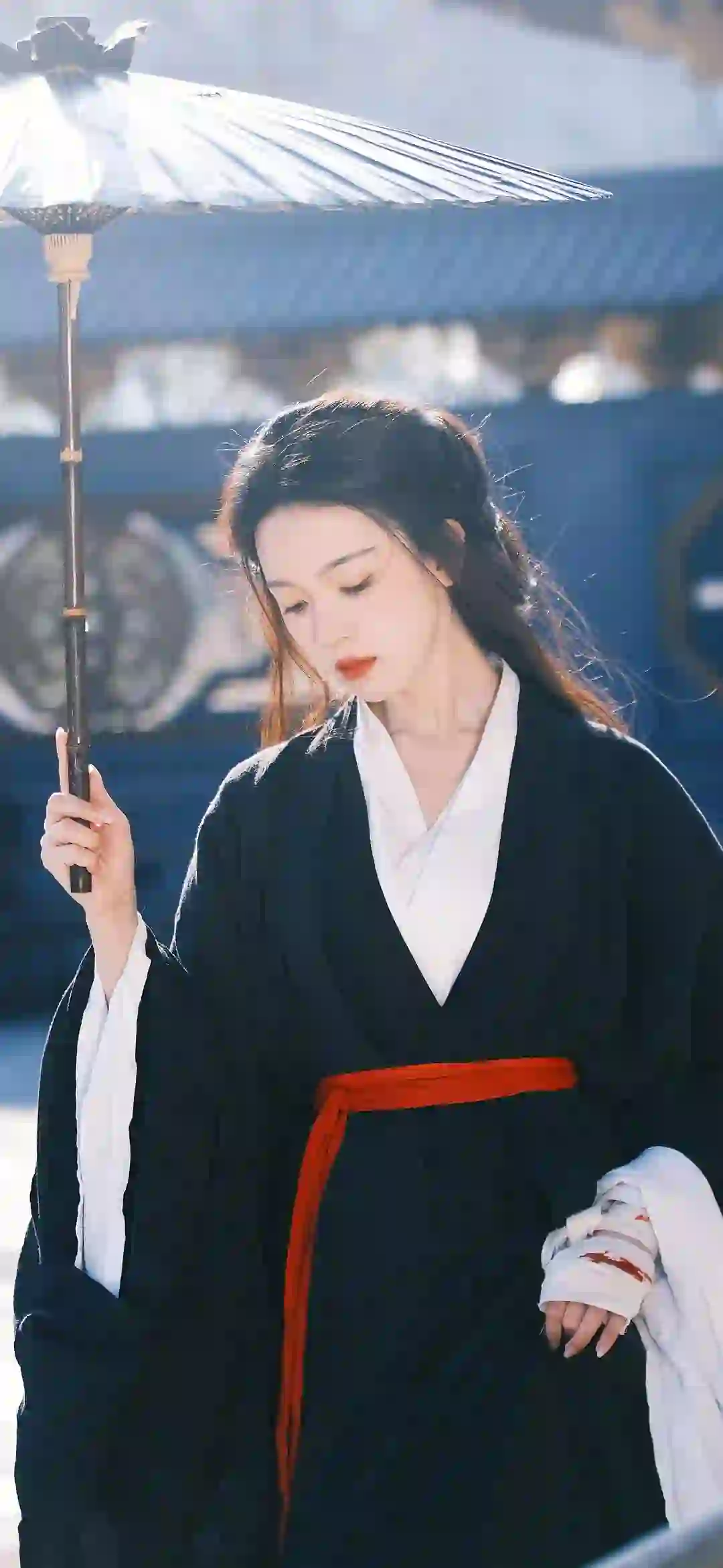 撑着油纸伞的长发清纯美女 古风穿搭 黑色裙子 古建筑