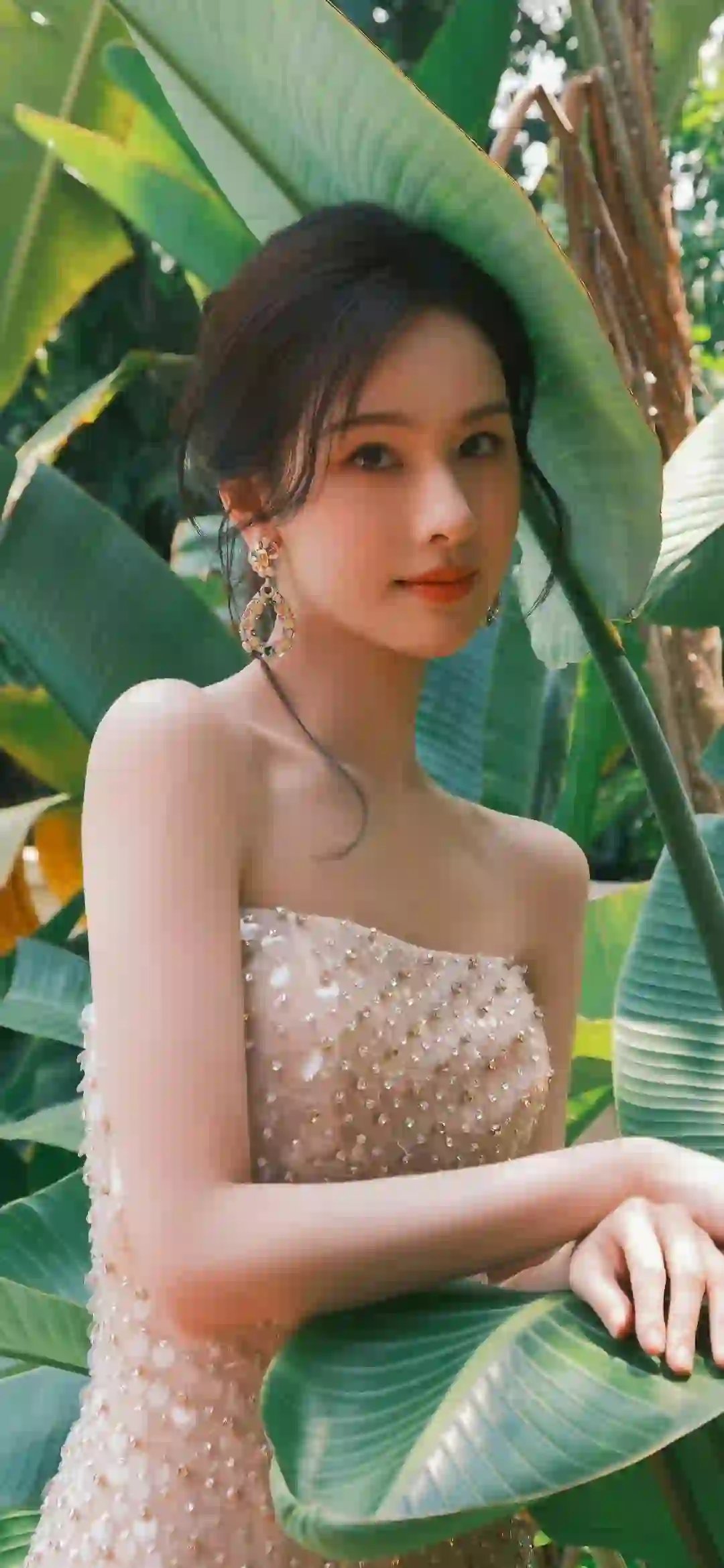 陈都灵 抹胸长裙美女 户外 