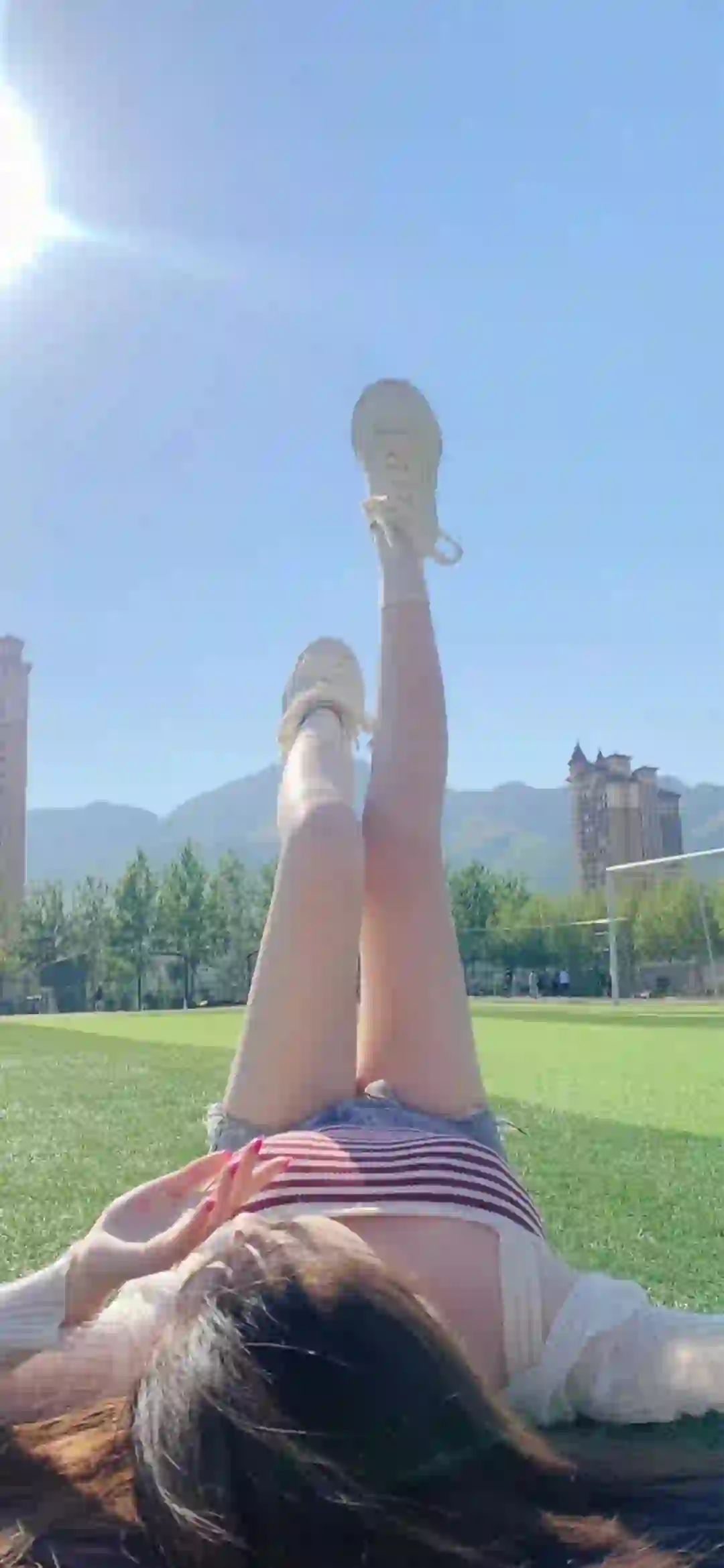 平躺在草坪上的美女 长发美女 长腿美女 户外