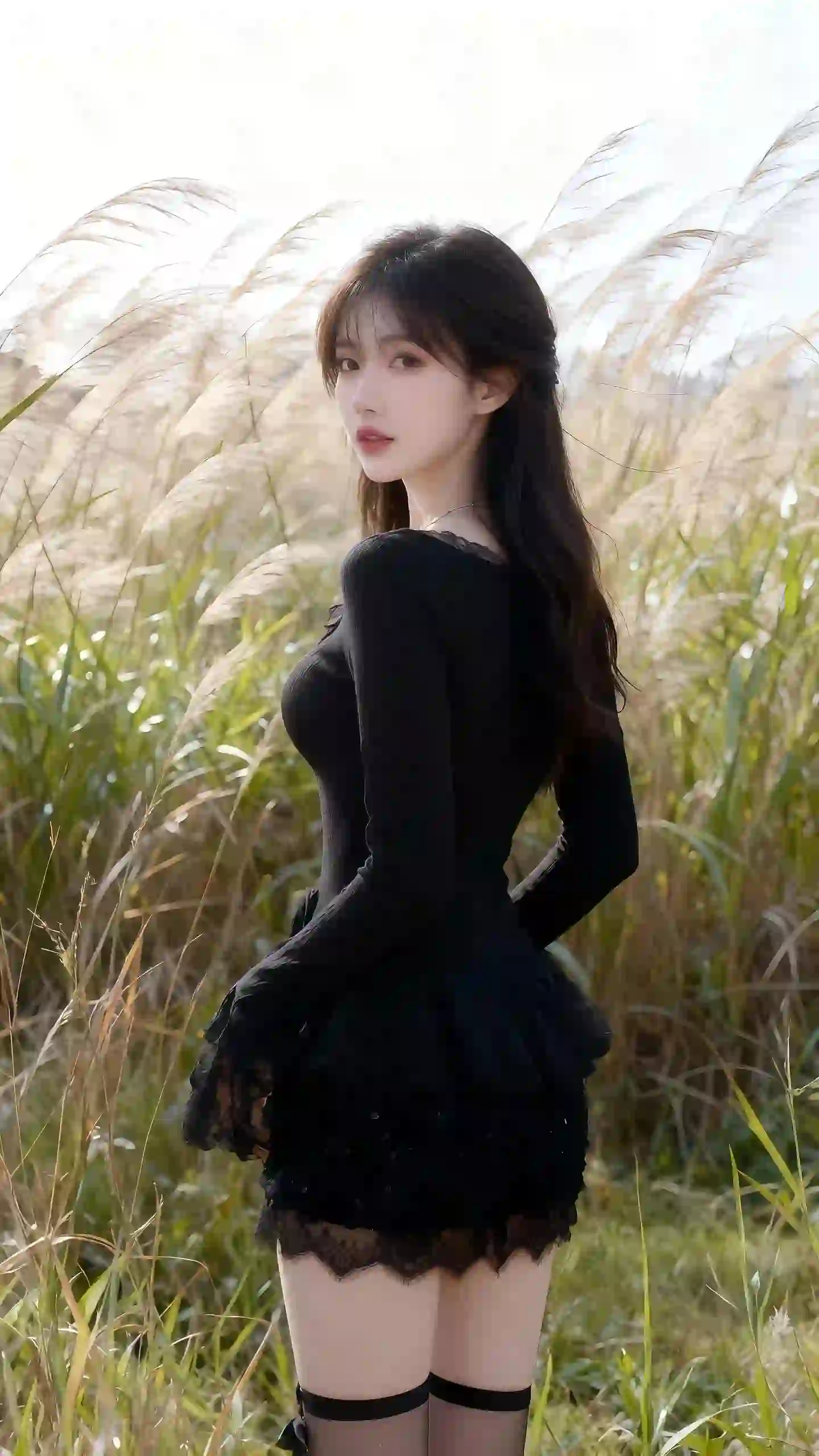 长发美女 户外 芦苇
