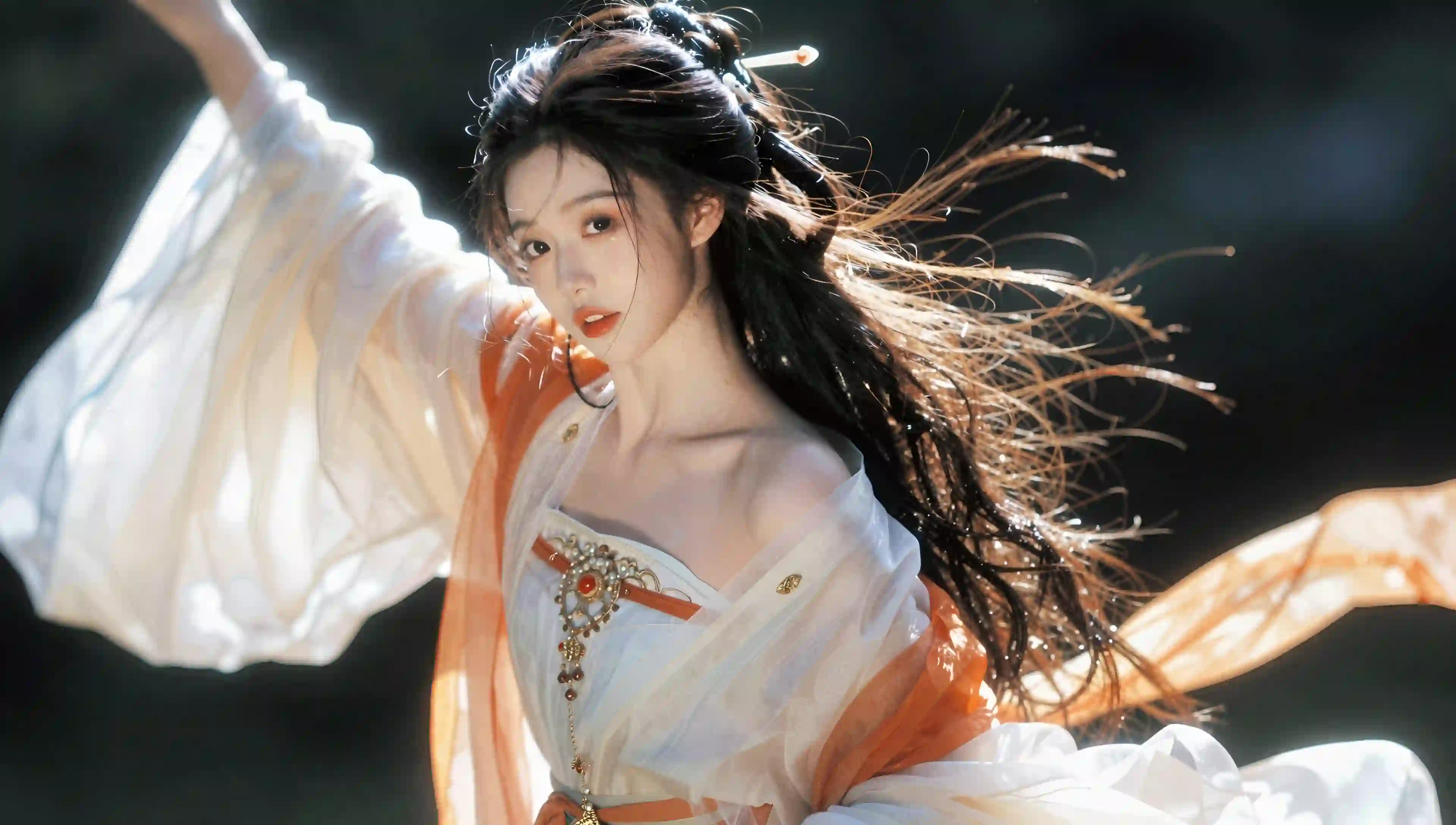 古风汉服美女 光影 白色古风汉服长裙 舞蹈