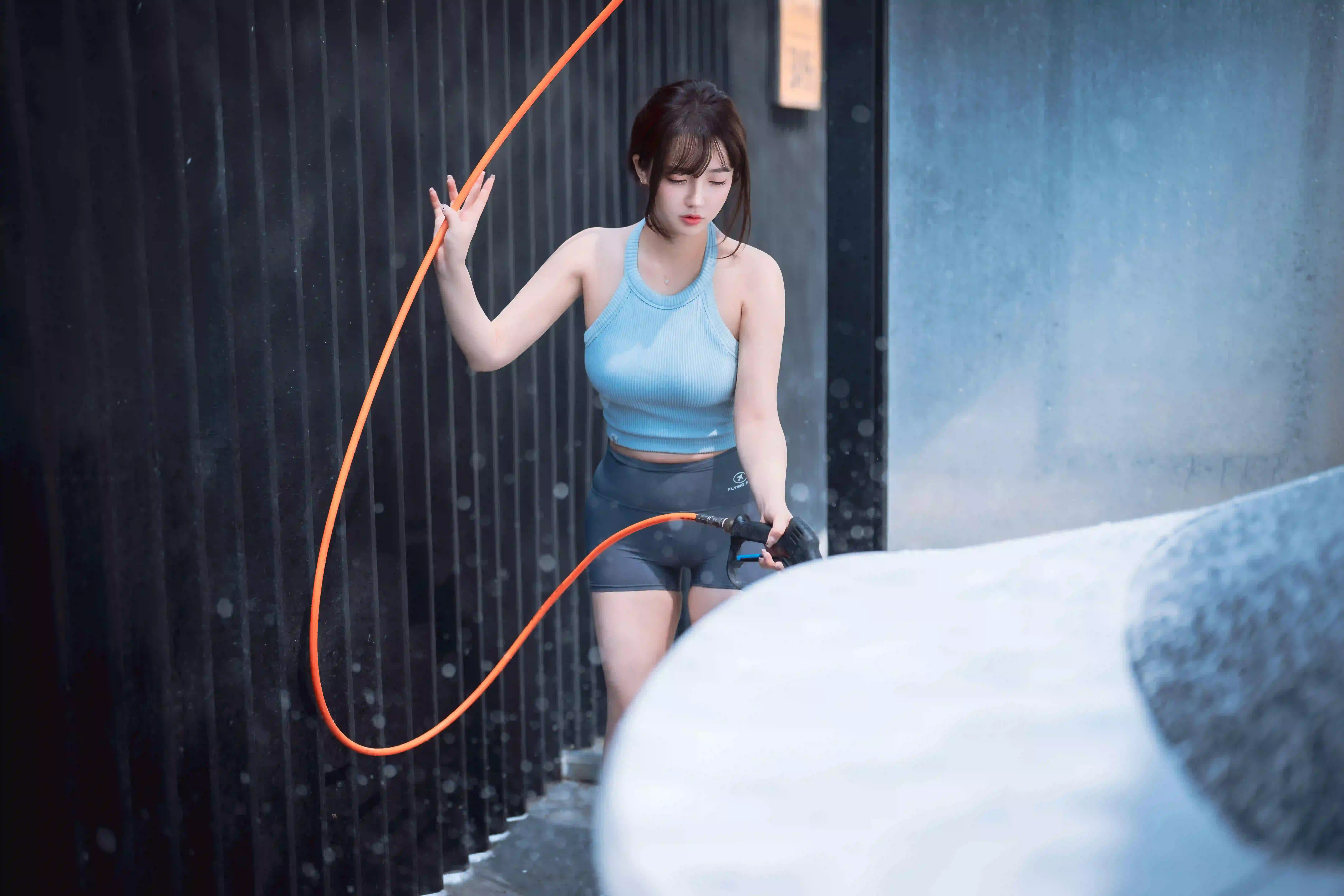 长发性感美女 正在洗车的长发美女 蓝色衣服