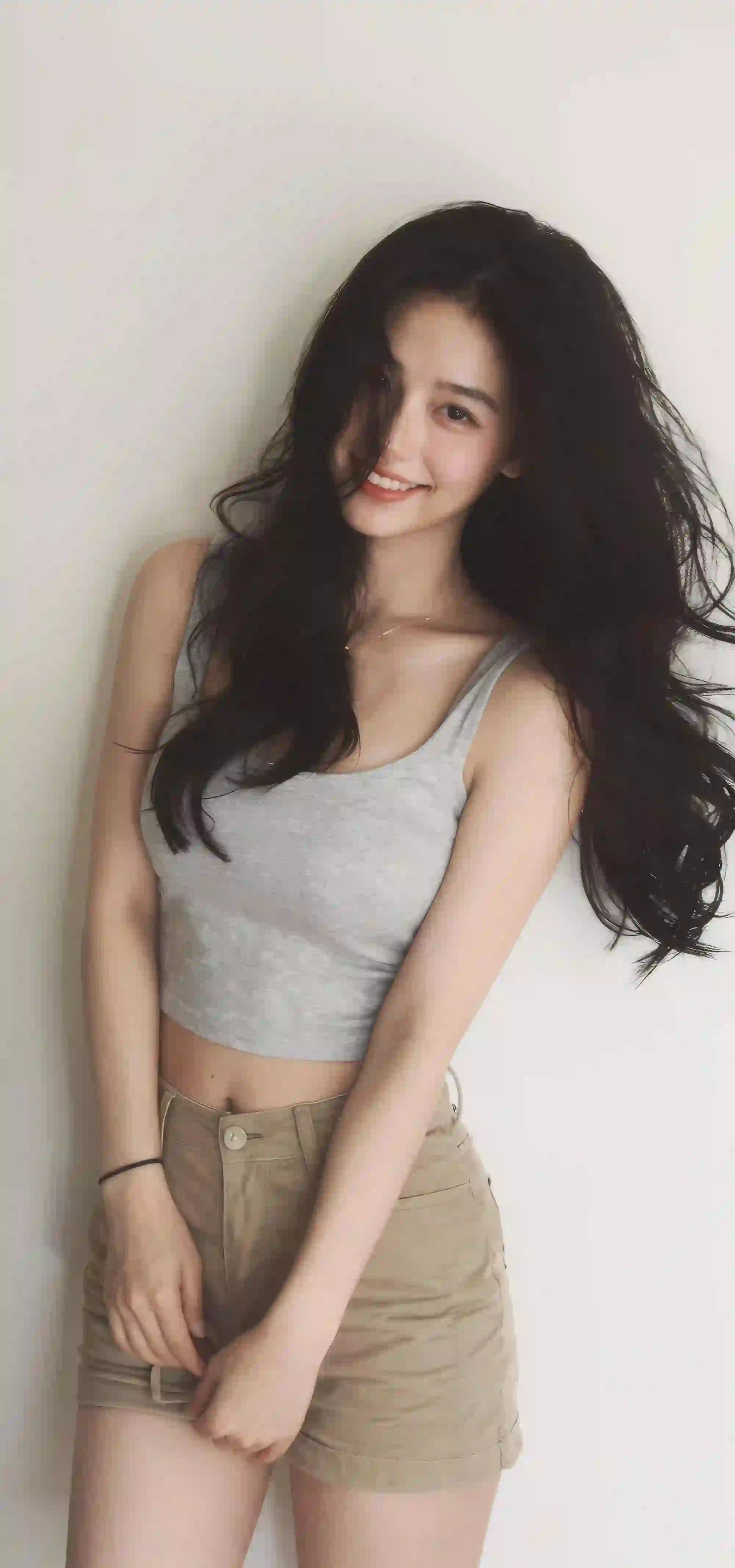 长发美女 甜美 微笑 短裤