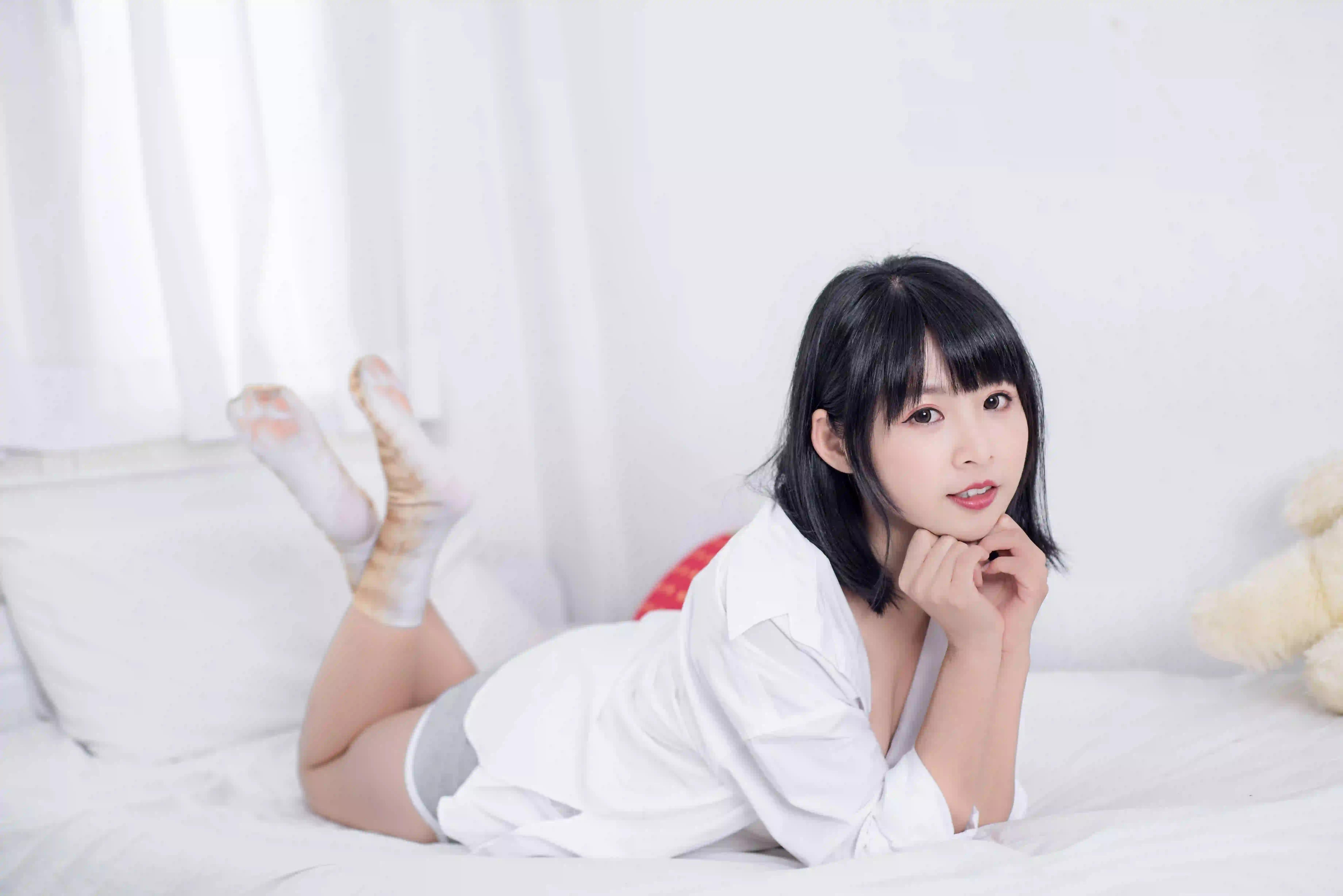 白色衬衫 白色衣服 短发女孩 居家写真 