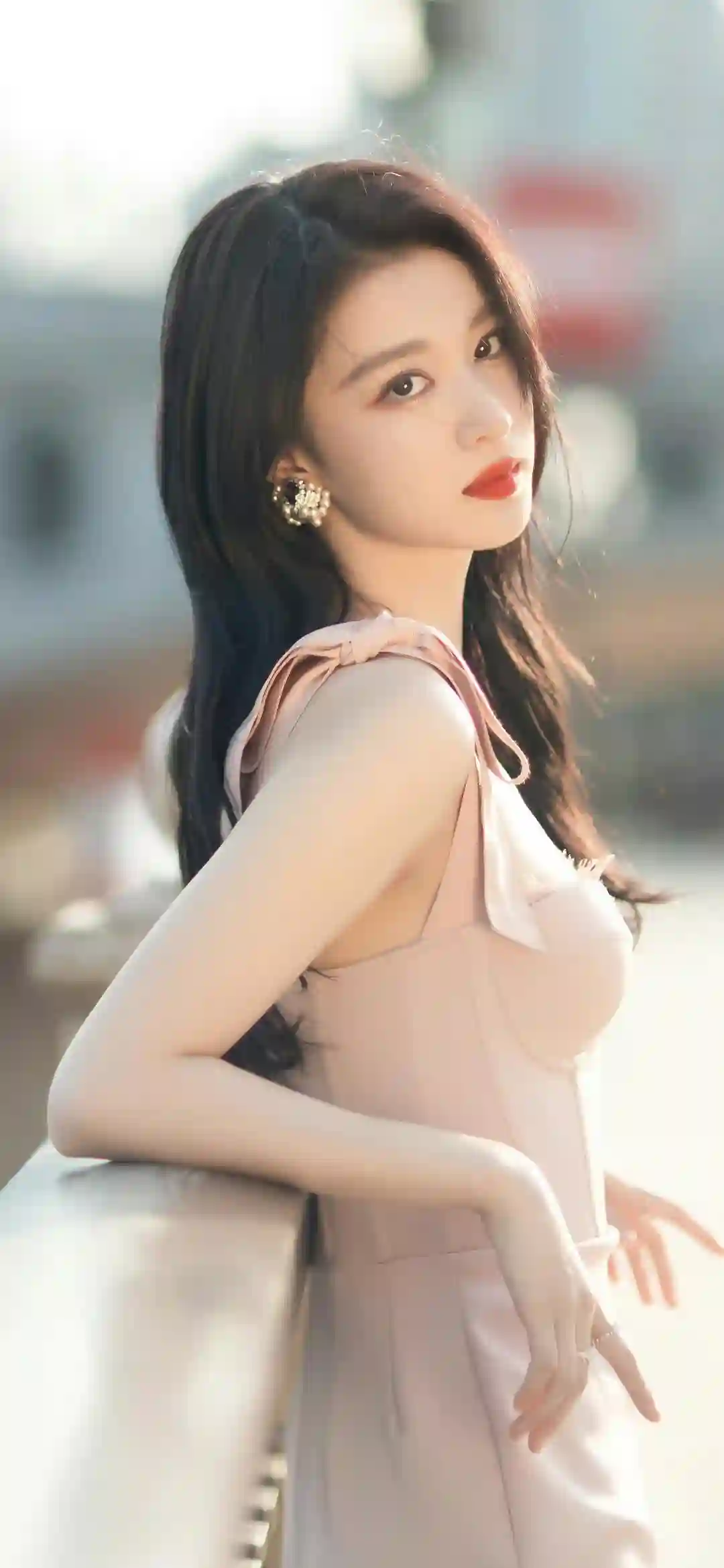 长发美女 明星 王楚然 依靠在栏杆上的长发美女