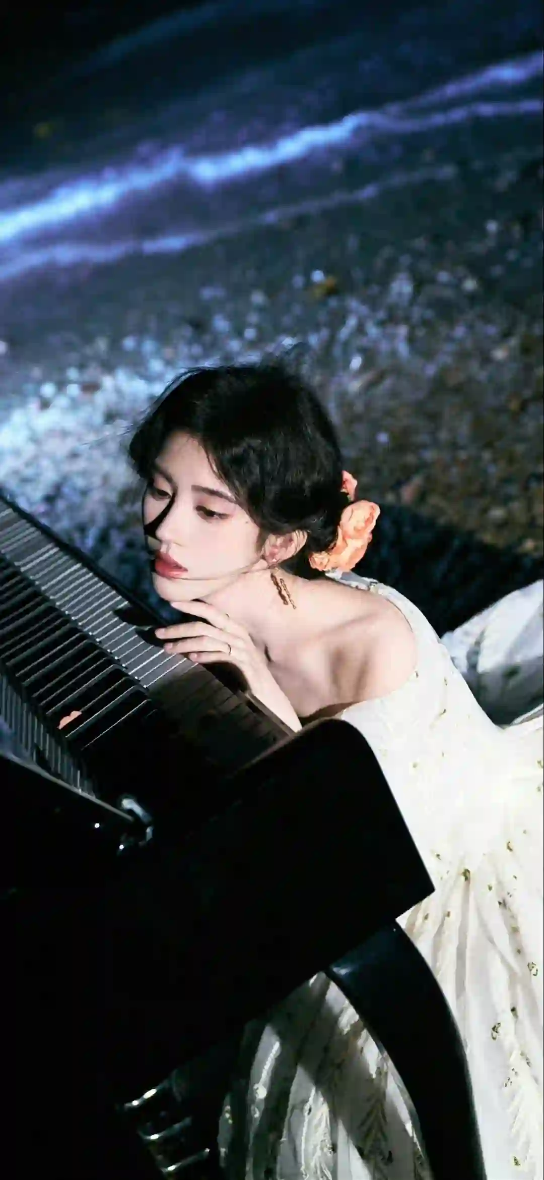 美女明星壁纸 鞠婧祎 钢琴旁边 唯美场景 长发白衣女孩