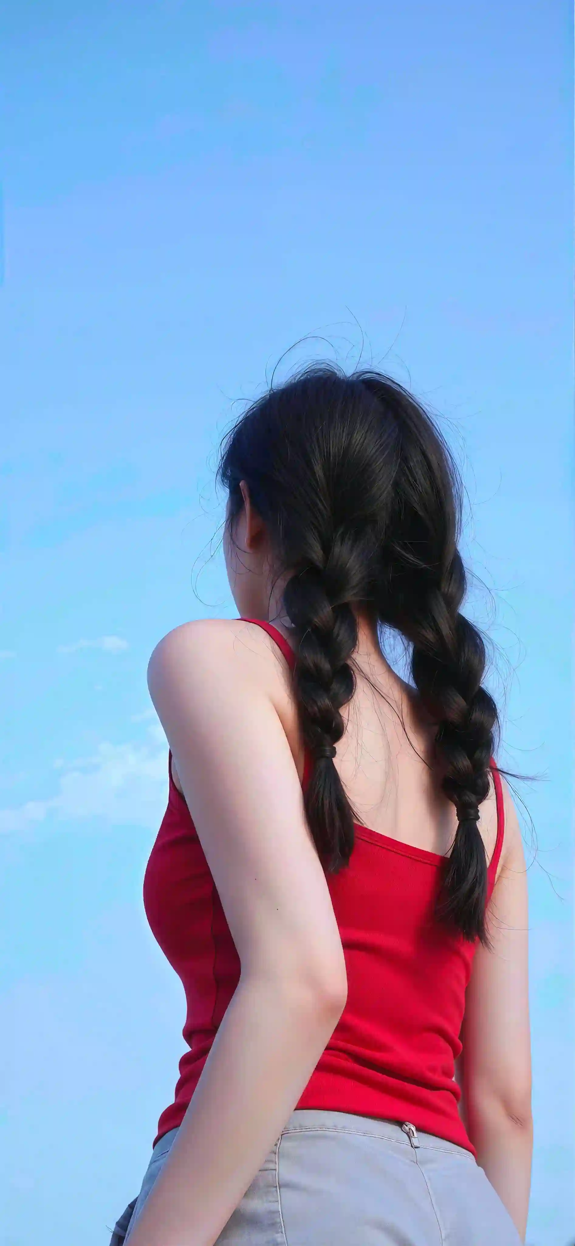 双马尾女孩 红色吊带裙 户外