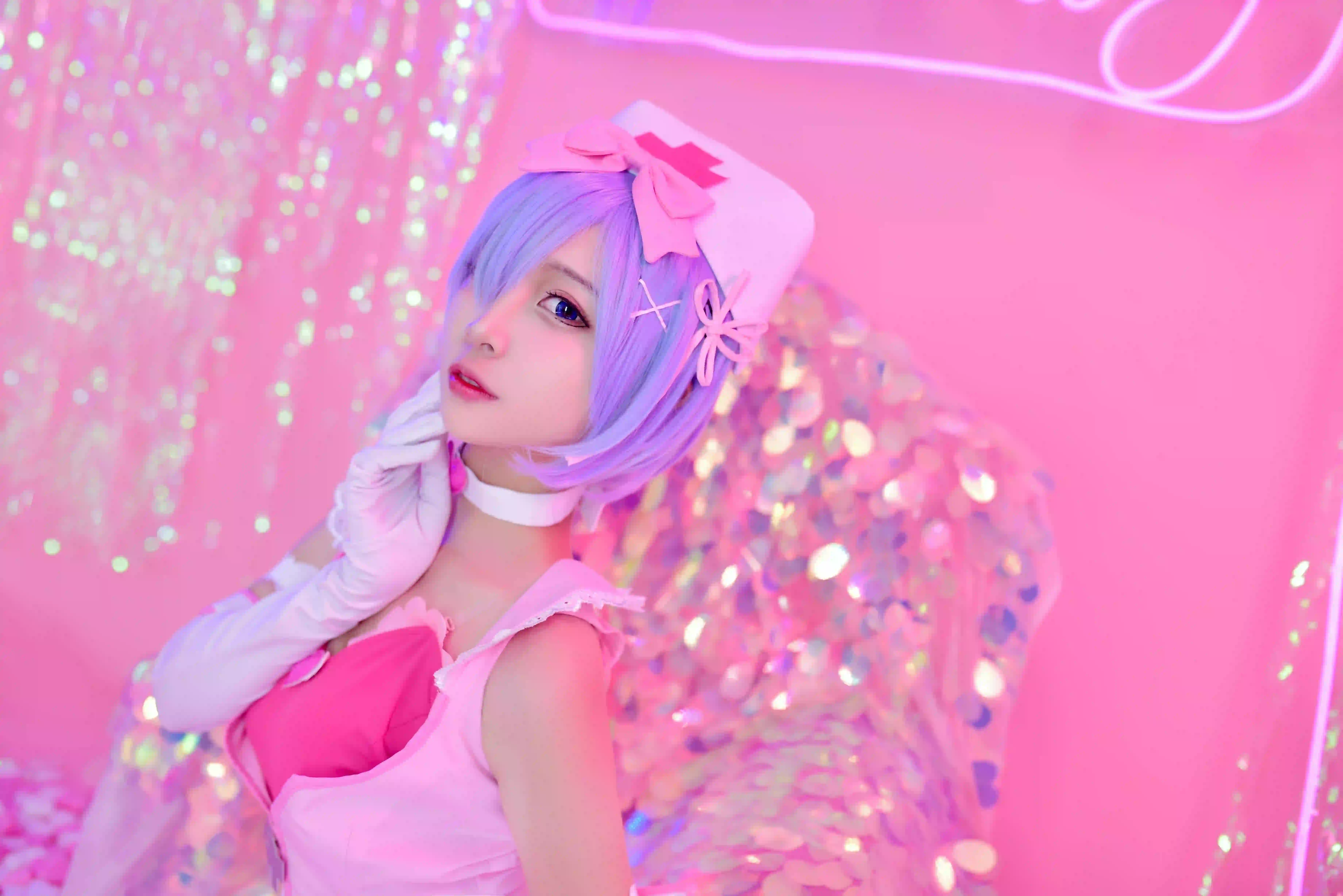 coser 粉红色氛围 护士装扮 紫色头发