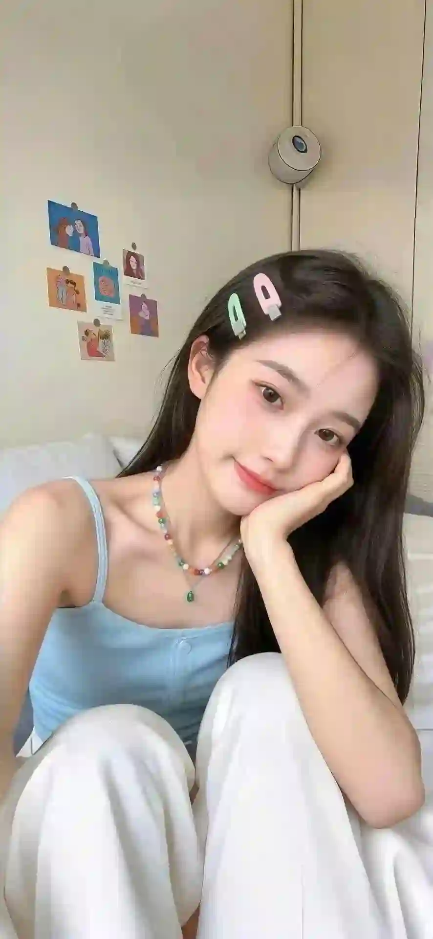 清新少女 蓝色吊带 居家 甜美 托腮微笑 珠串项链 壁纸
