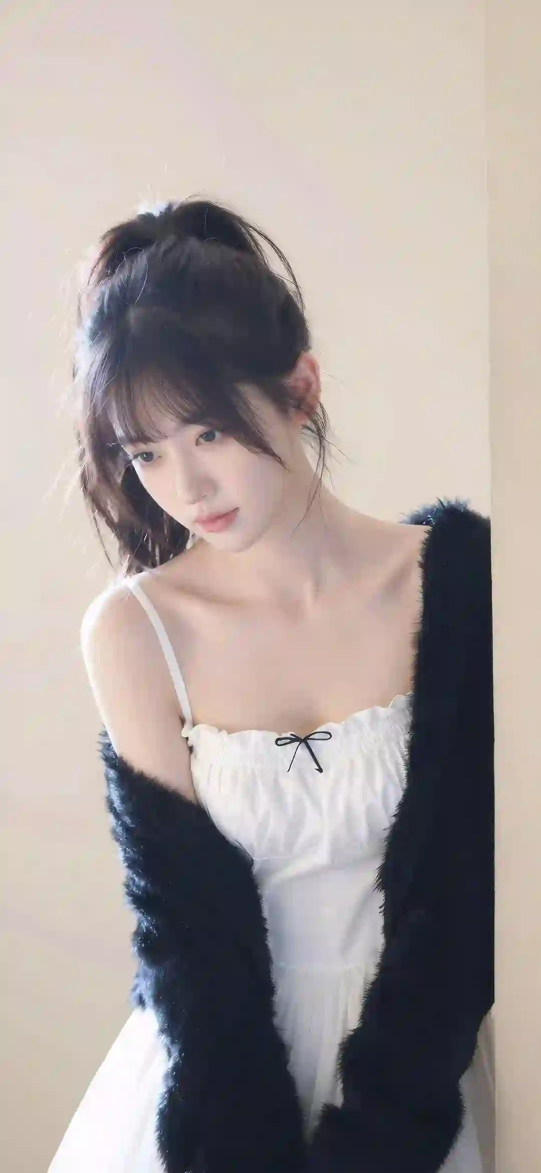 长发清纯美女 吊带 白色吊带裙 黑色外套