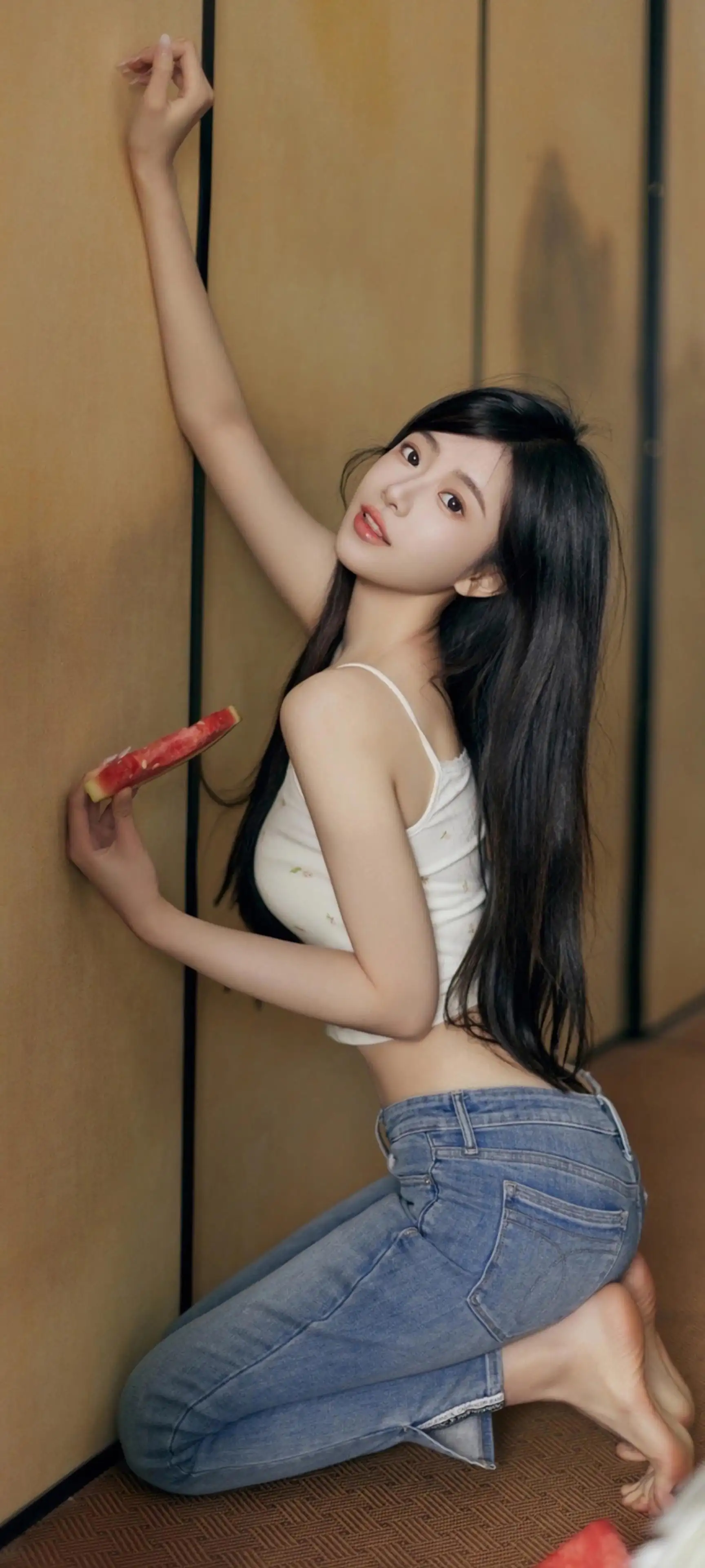 可爱美女 跪坐 长发 牛仔裤 居家 西瓜