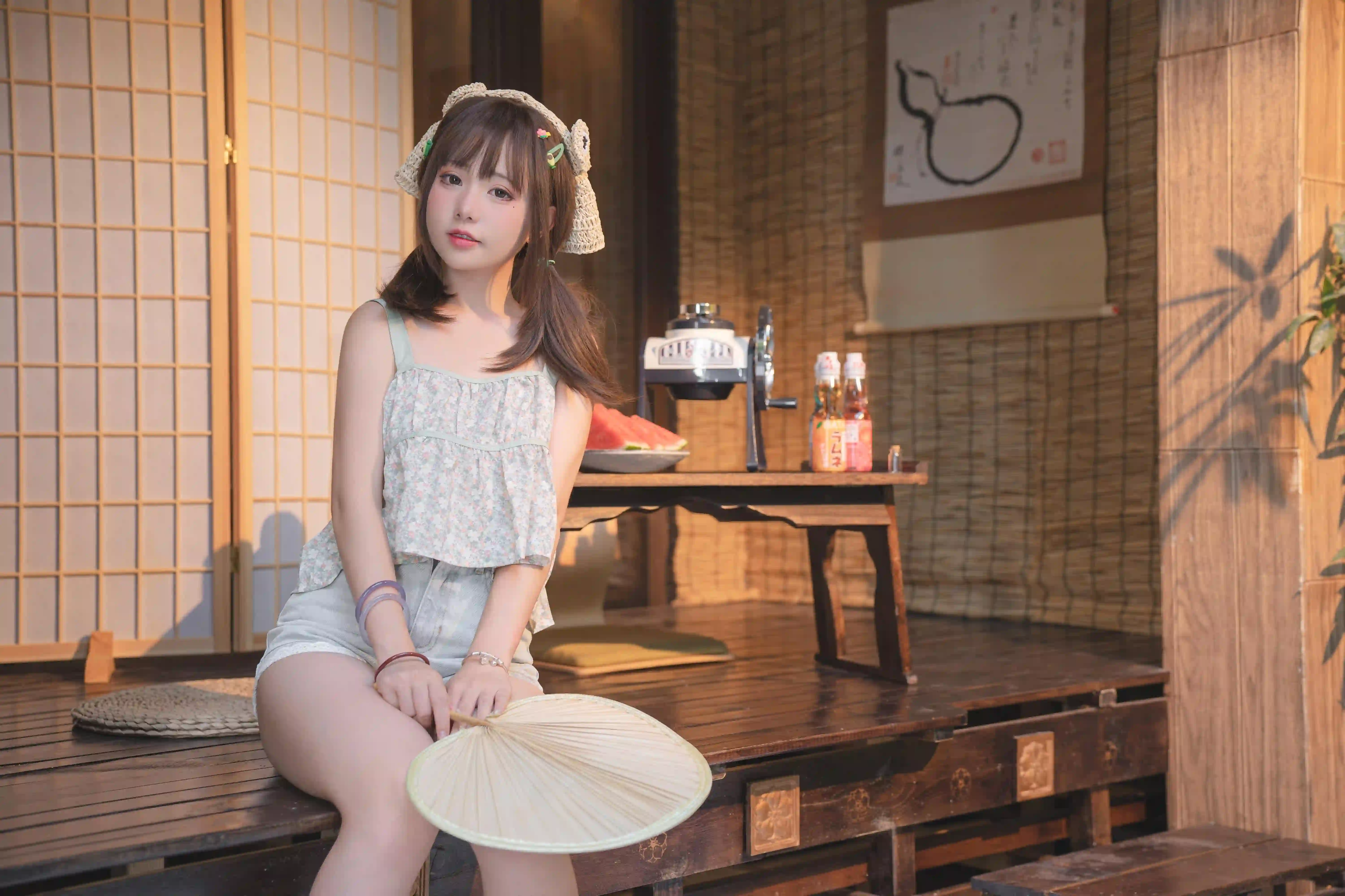 女孩 日式 夏日 室内 写真 草帽 西瓜