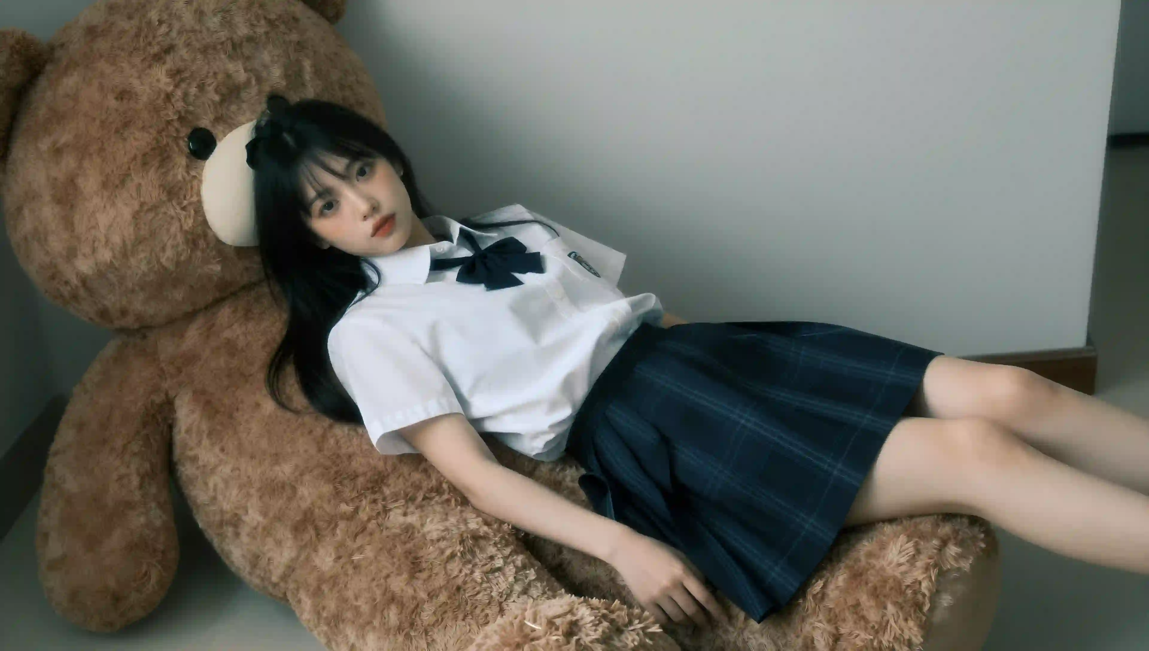 制服少女 泰迪熊 慵懒 卧姿 室内