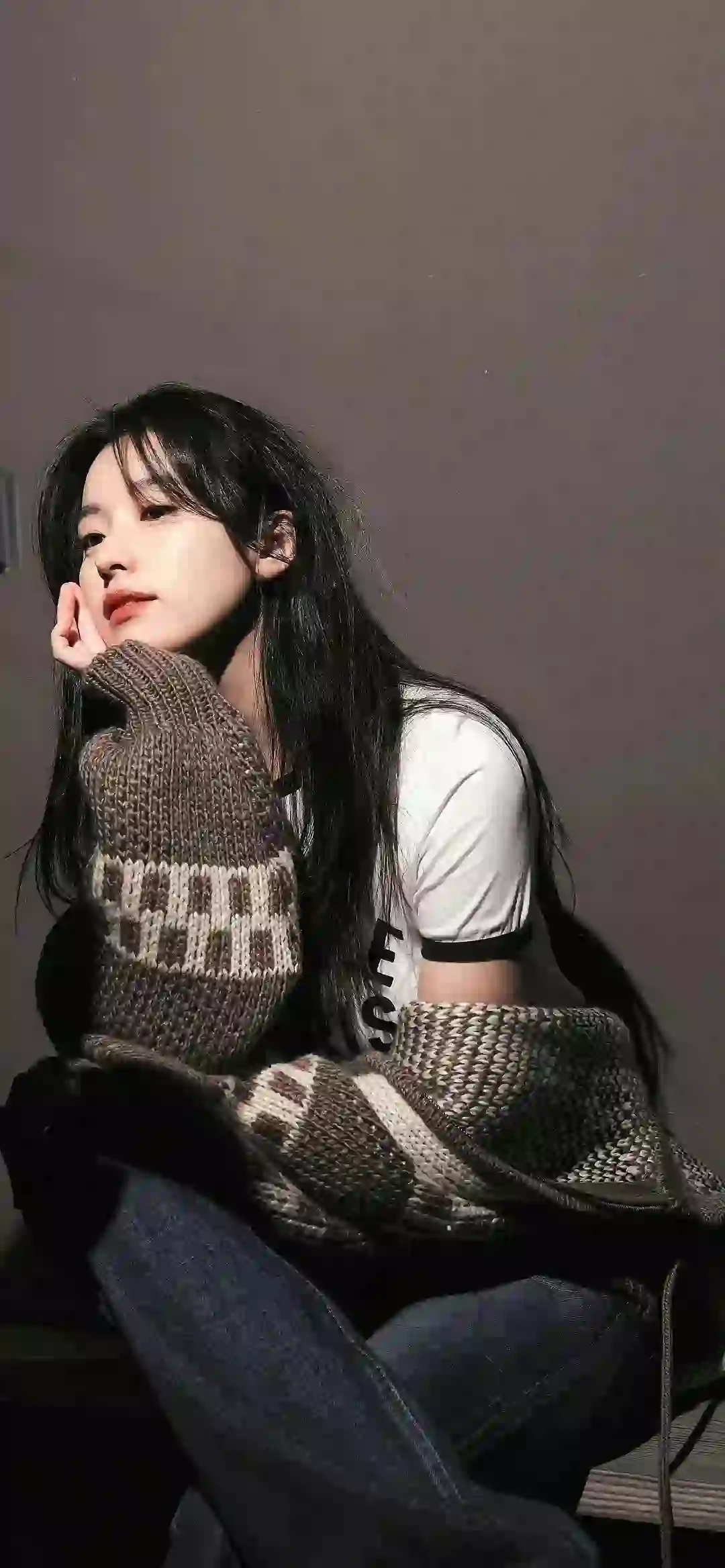 思考 长发美女 牛仔穿搭